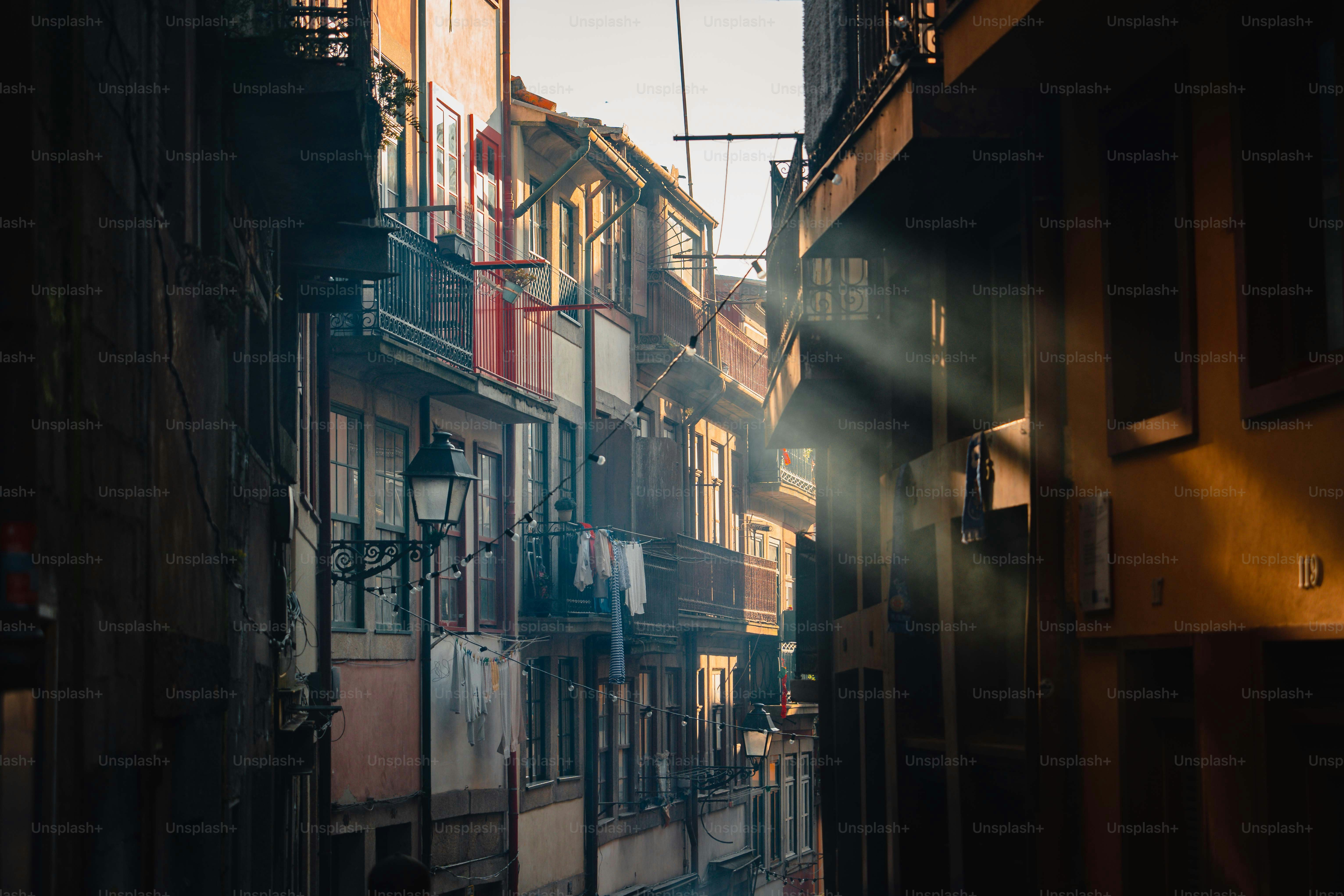 建物が数棟ある狭い街並み