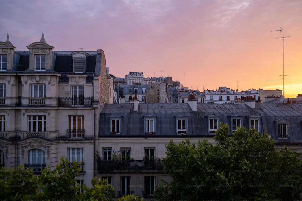 Le soleil se couche sur une ville aux grands immeubles