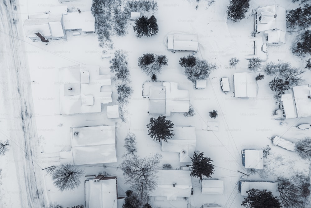 Luftaufnahme eines schneebedeckten Parkplatzes