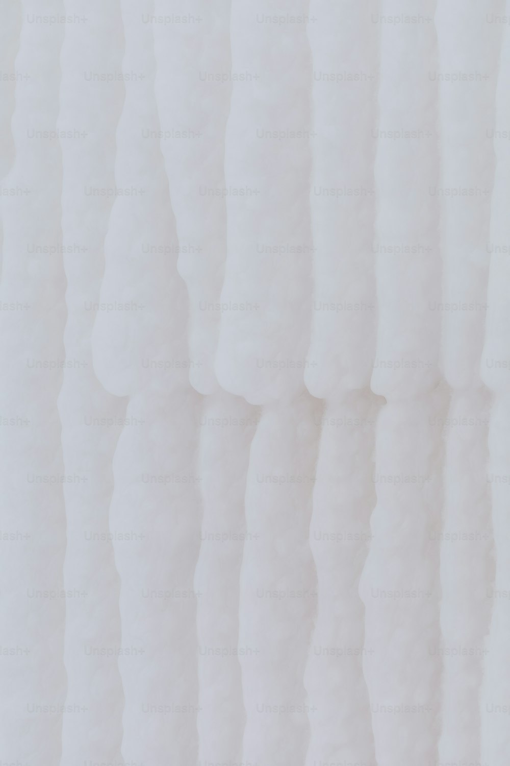 eine Nahaufnahme einer weißen Wand mit Wellenlinien