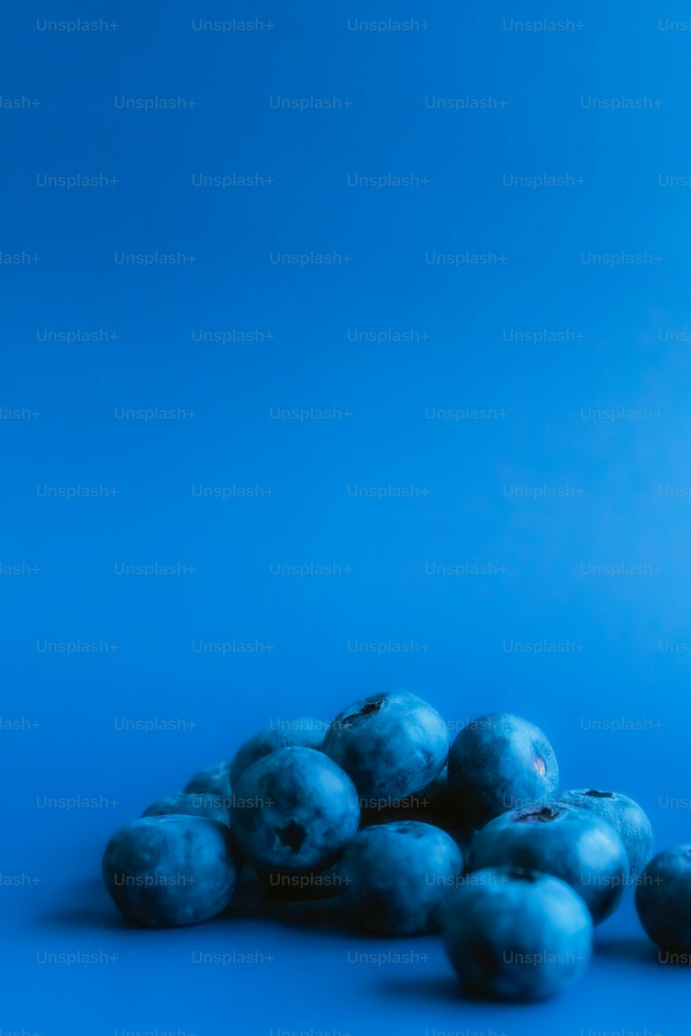 ein Haufen Blaubeeren auf blauem Hintergrund
