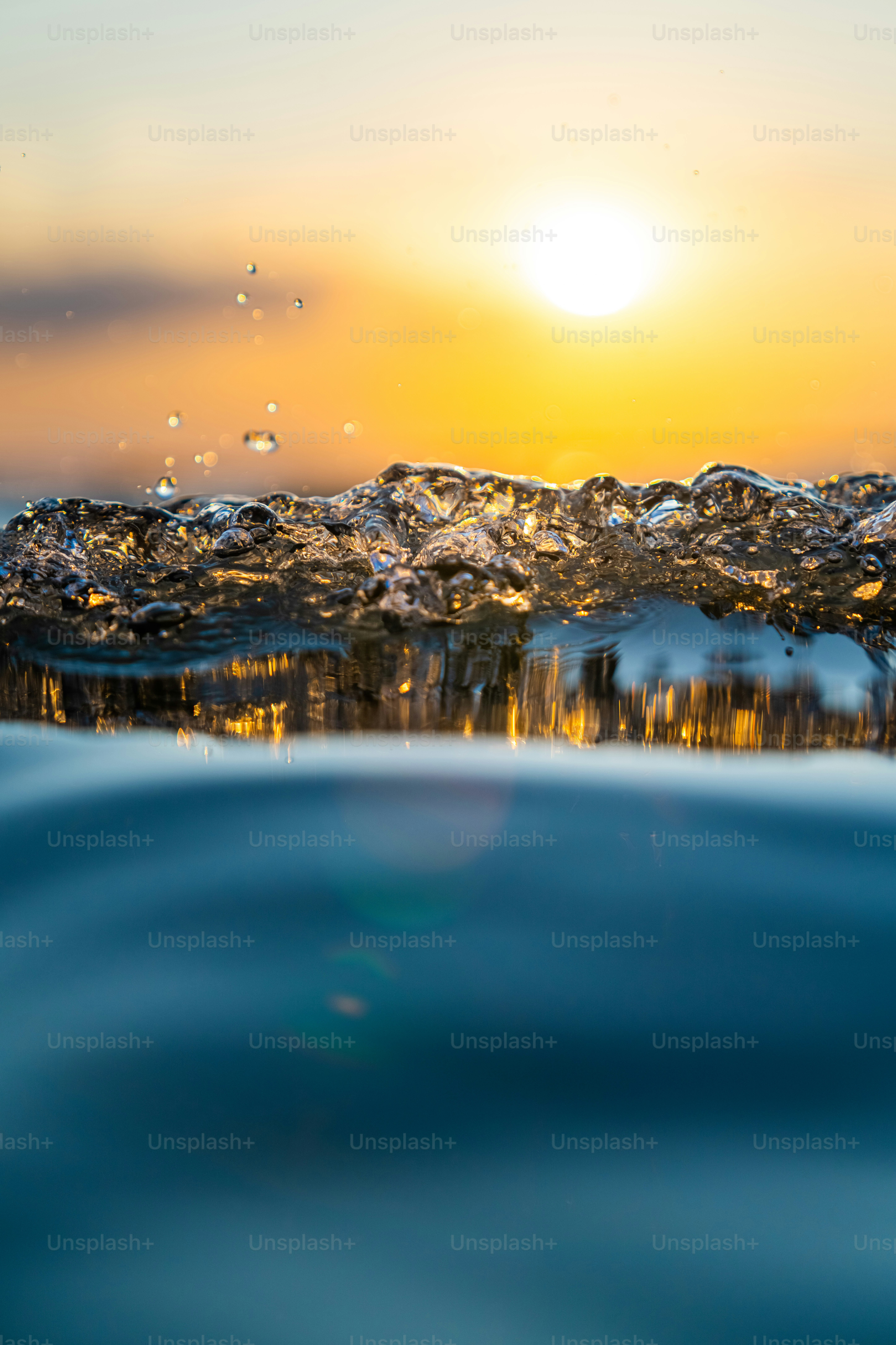 Le soleil se couche sur un plan d’eau
