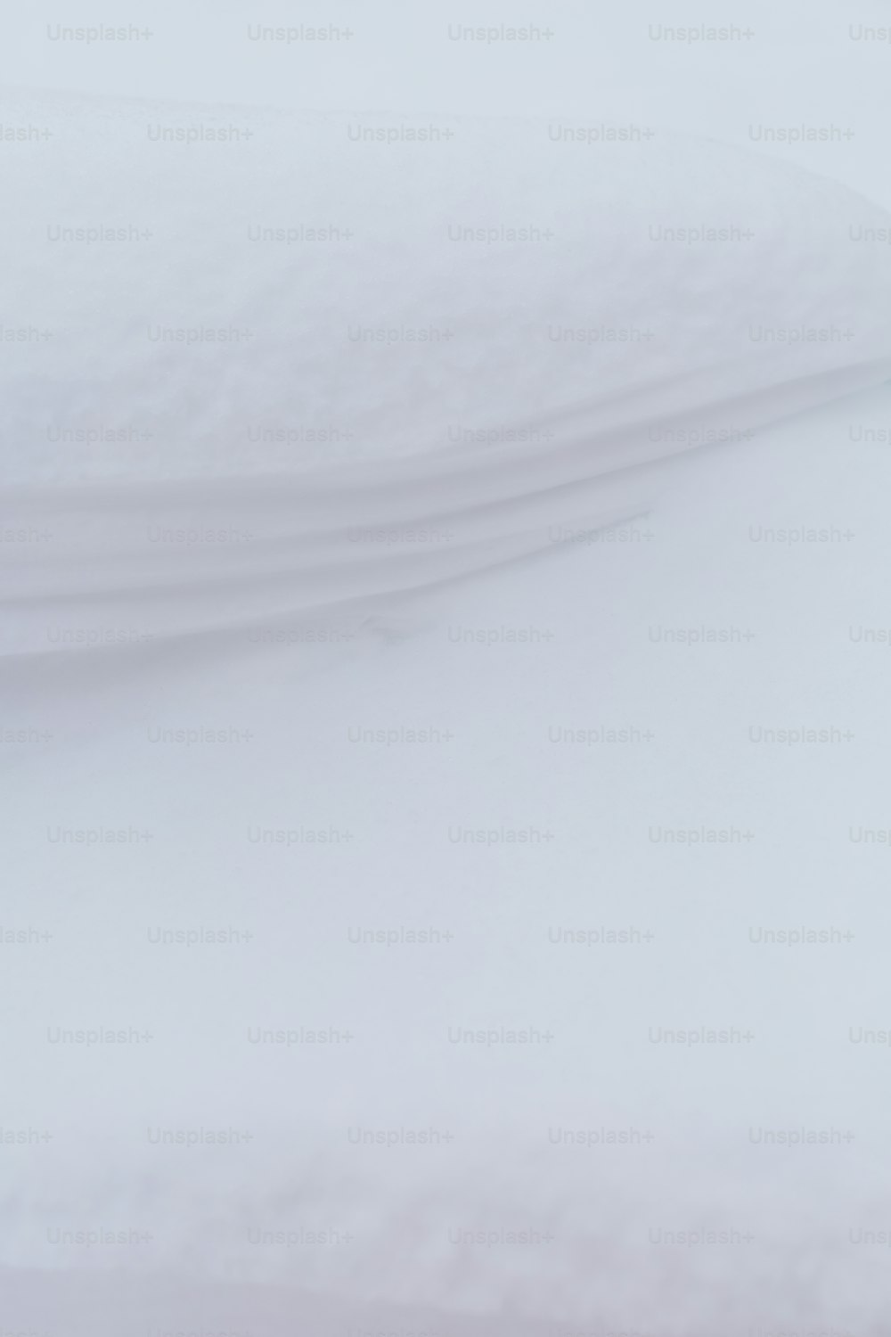 Uno snowboarder sta scendendo da una collina nella neve