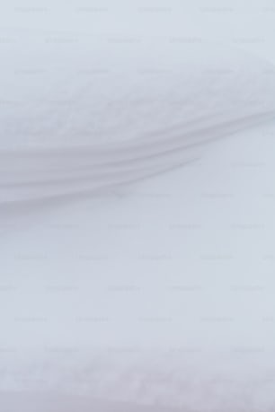 Ein Snowboarder fährt im Schnee einen Hügel hinunter