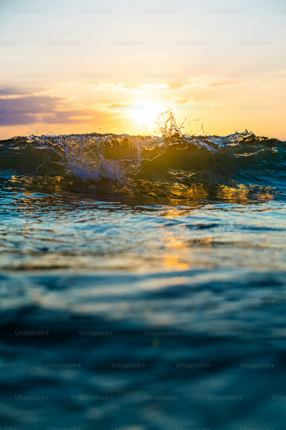 Il sole sta tramontando sulle onde dell'oceano