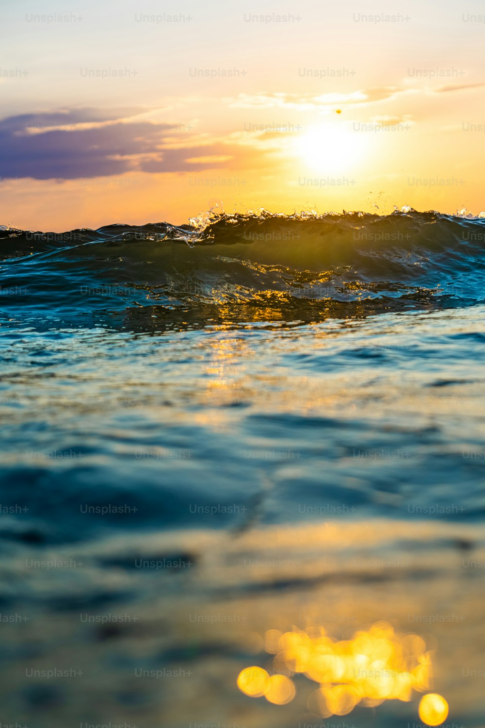 Il sole sta tramontando sulle onde dell'oceano