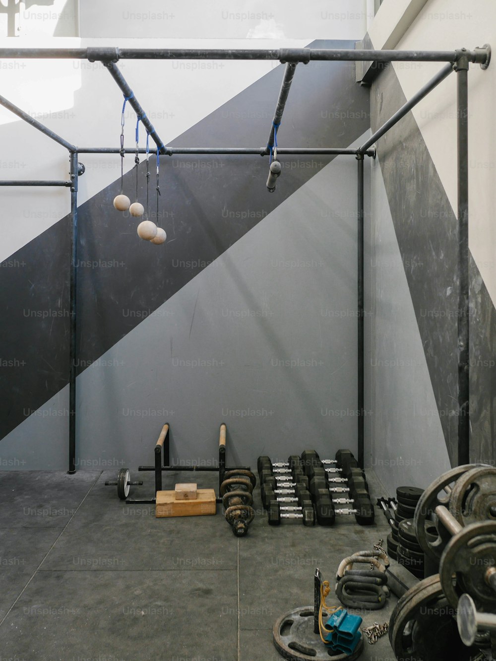 uma garagem com muitas ferramentas e equipamentos