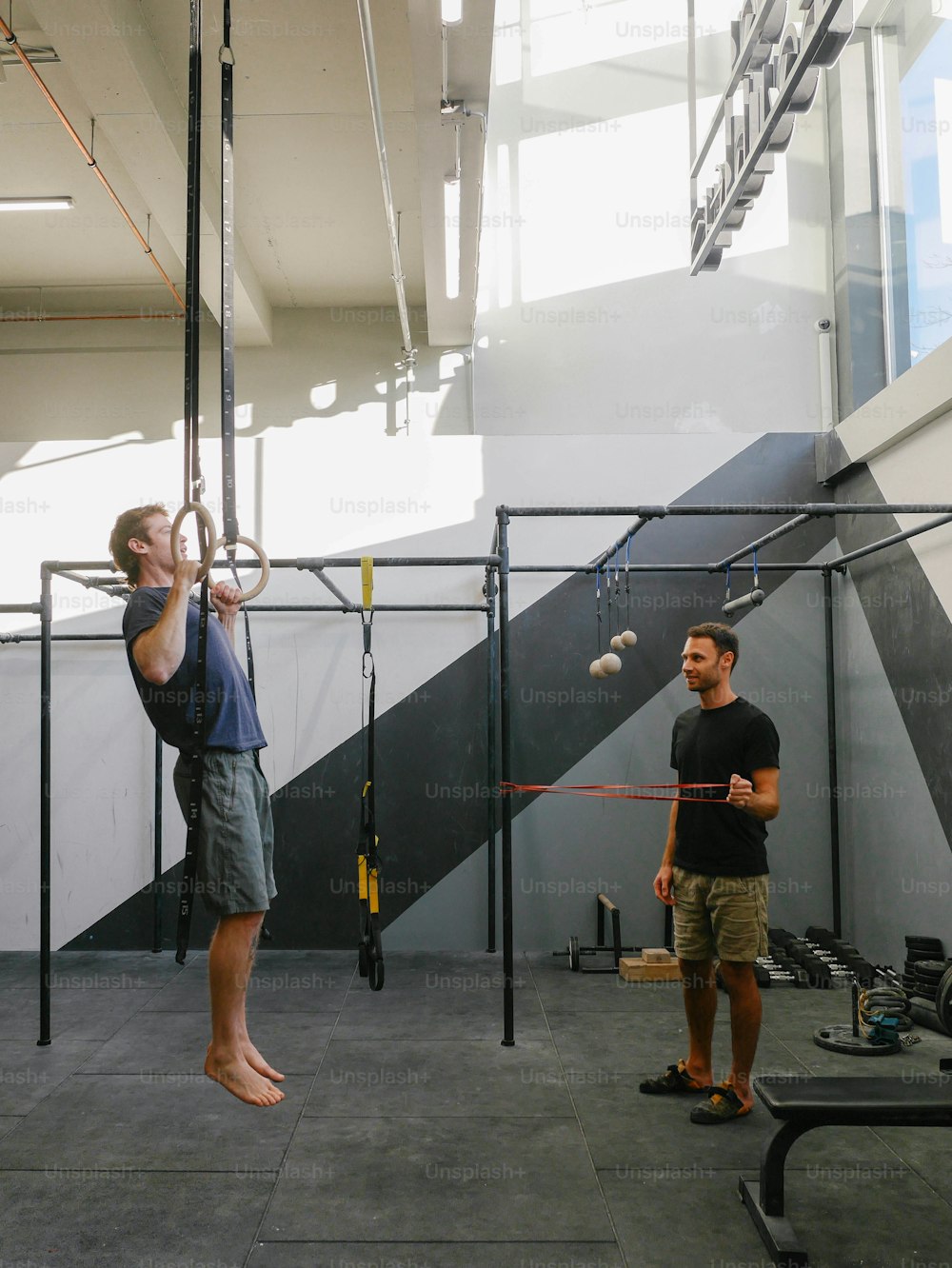 Ein Mann hängt kopfüber in einem Fitnessstudio