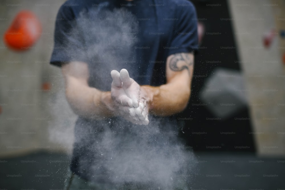 Un uomo che tende le mani con molto fumo che esce da esso