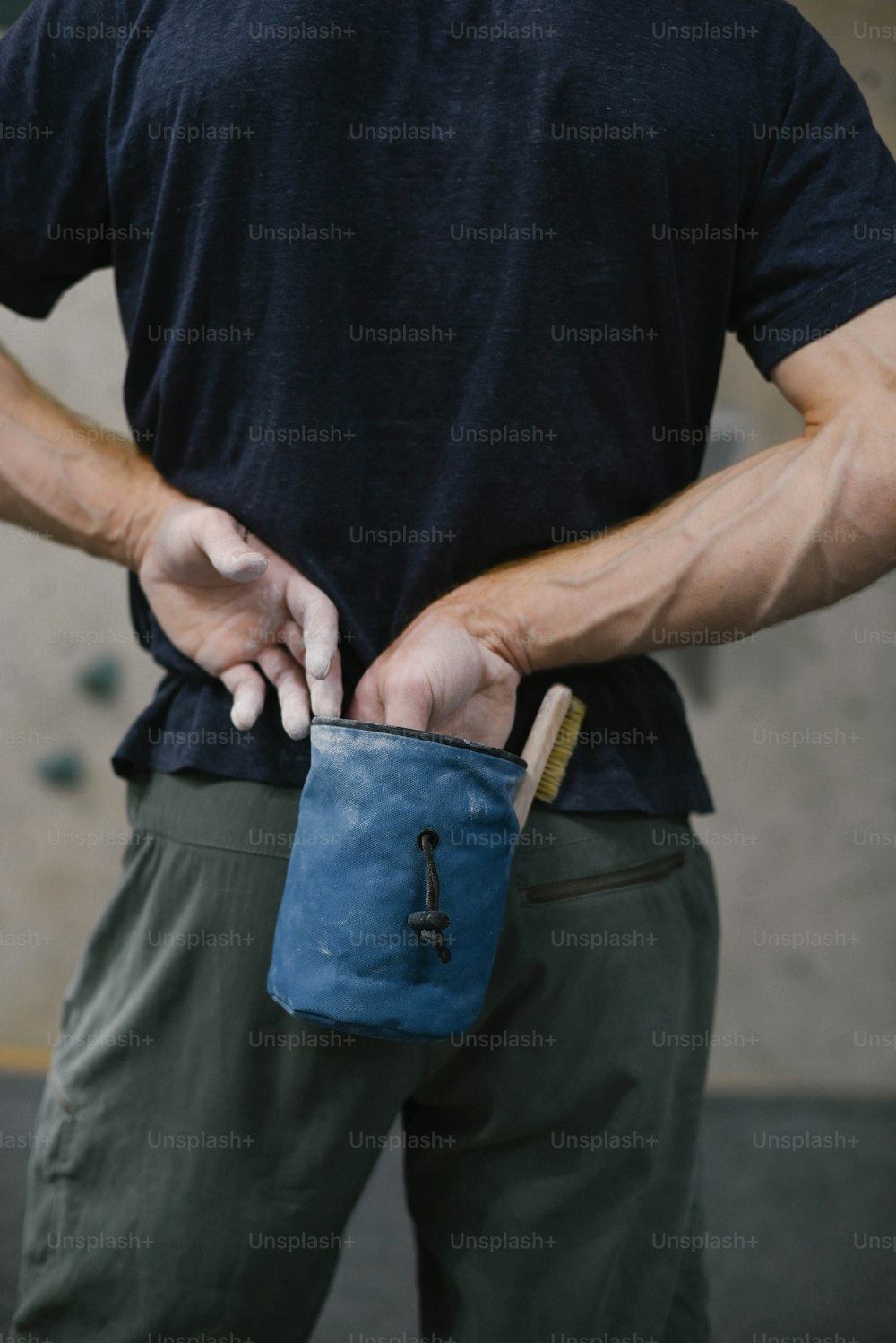 Un hombre sosteniendo una bolsa azul en sus manos