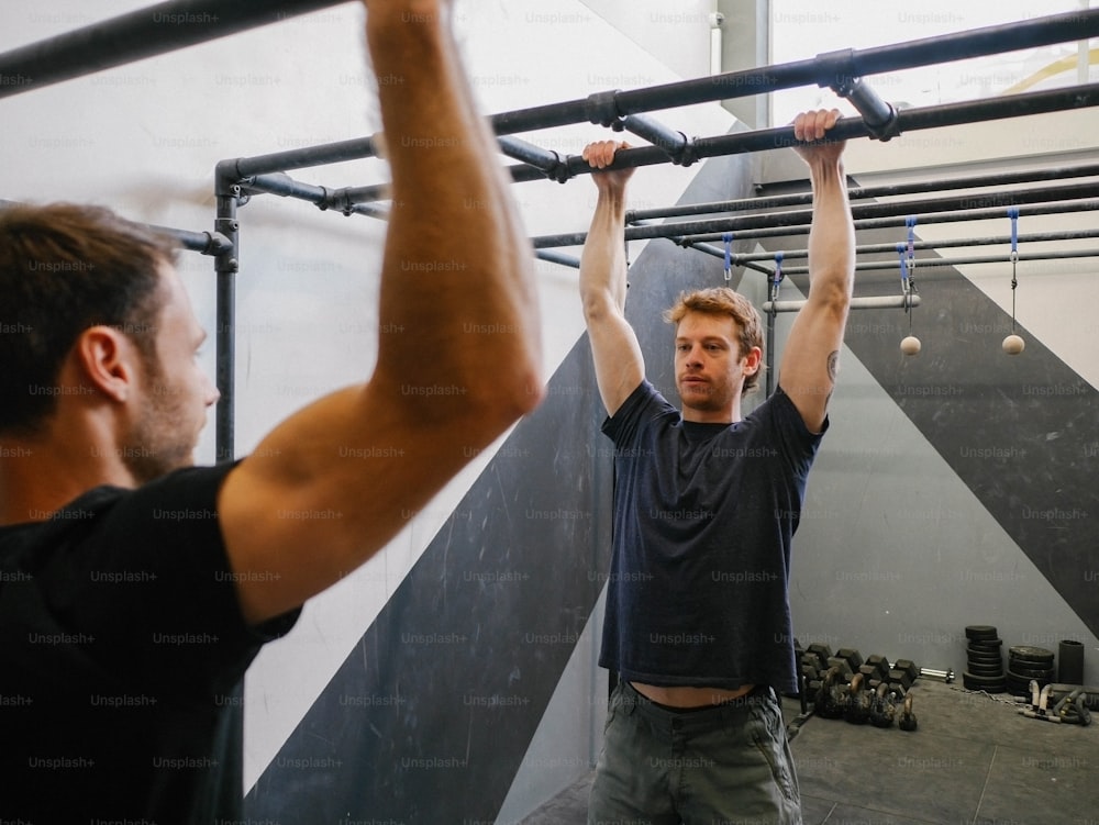 Ein paar Männer trainieren in einem Fitnessstudio