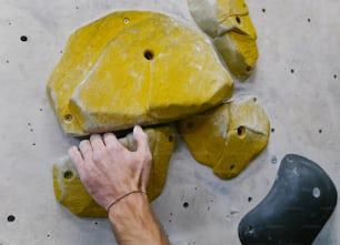 Un hombre está trabajando en unas rocas amarillas
