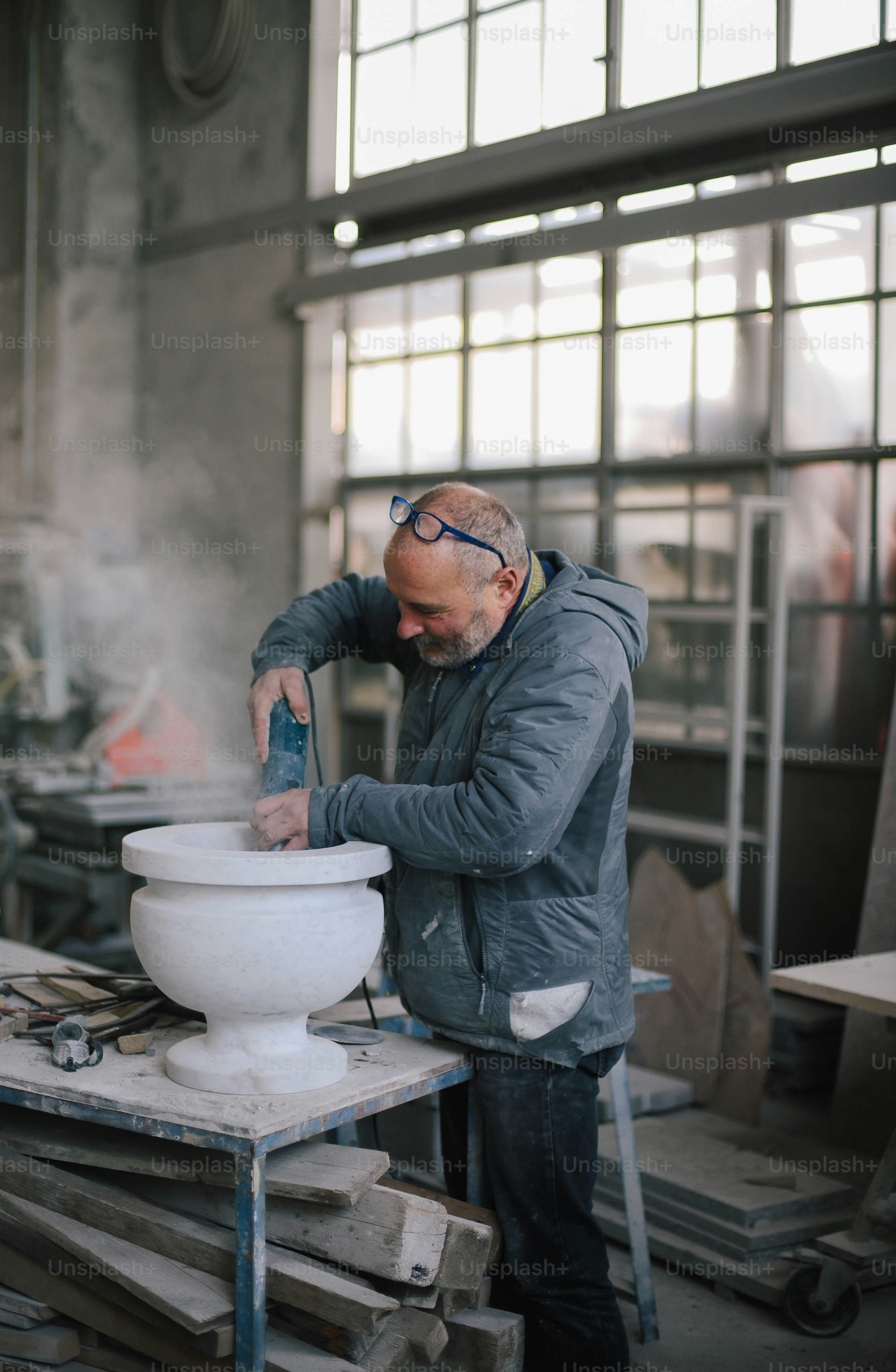 Un homme travaillant sur un grand bol blanc