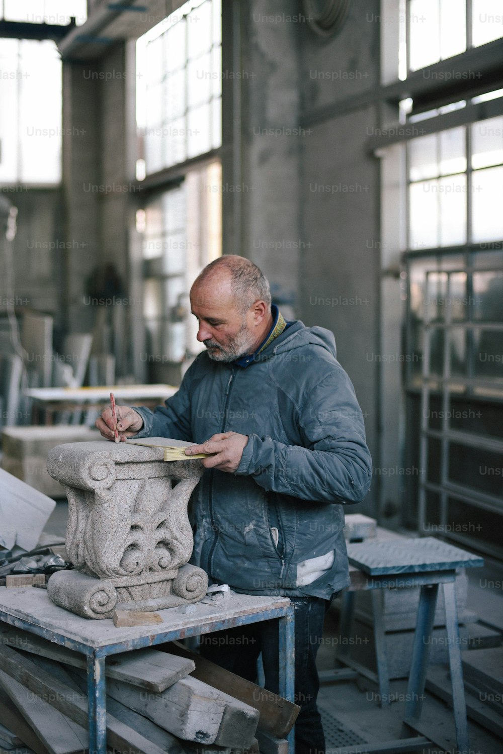 건물에서 조각품을 작업하고 있는 남자