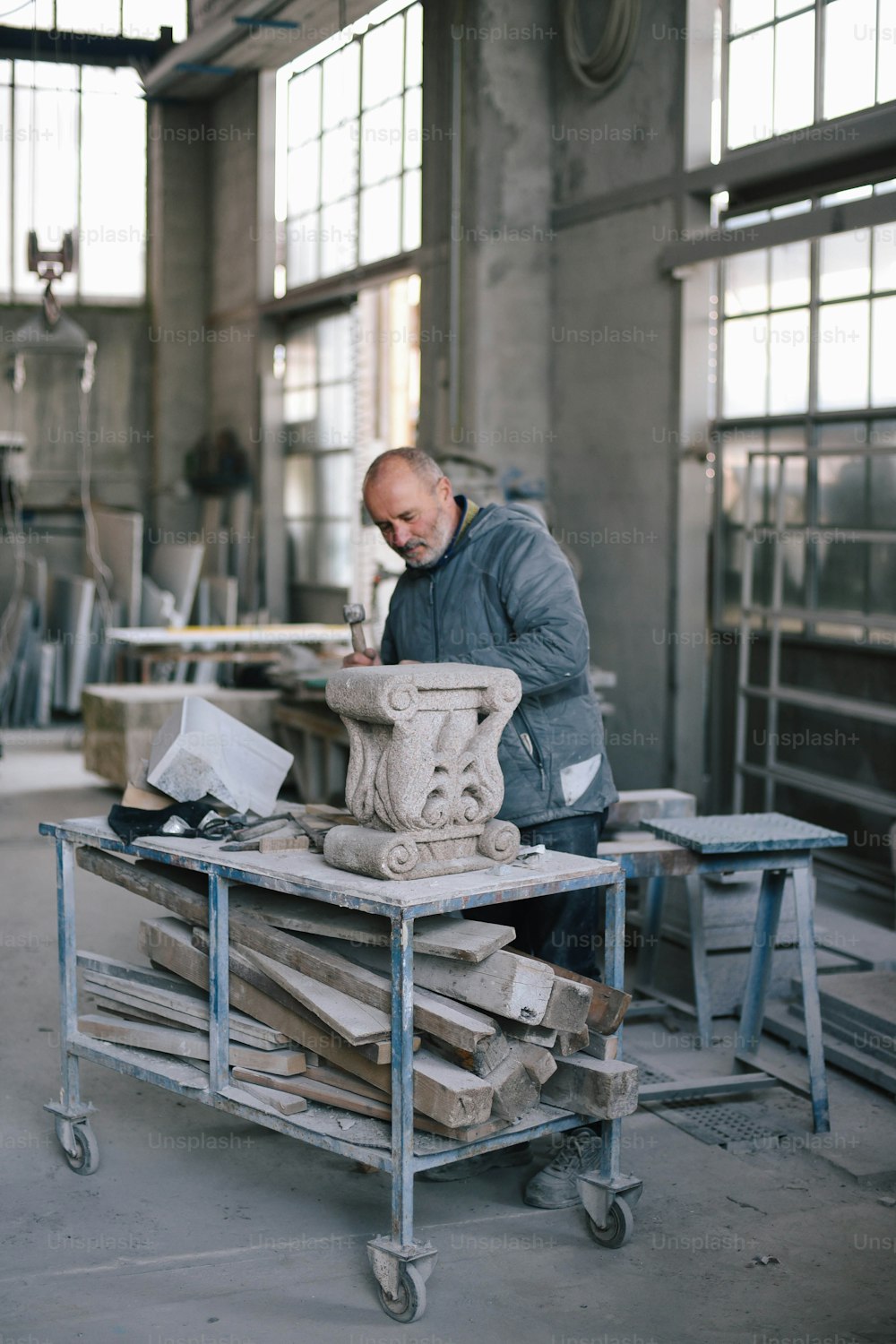 um homem que trabalha em uma escultura em uma fábrica