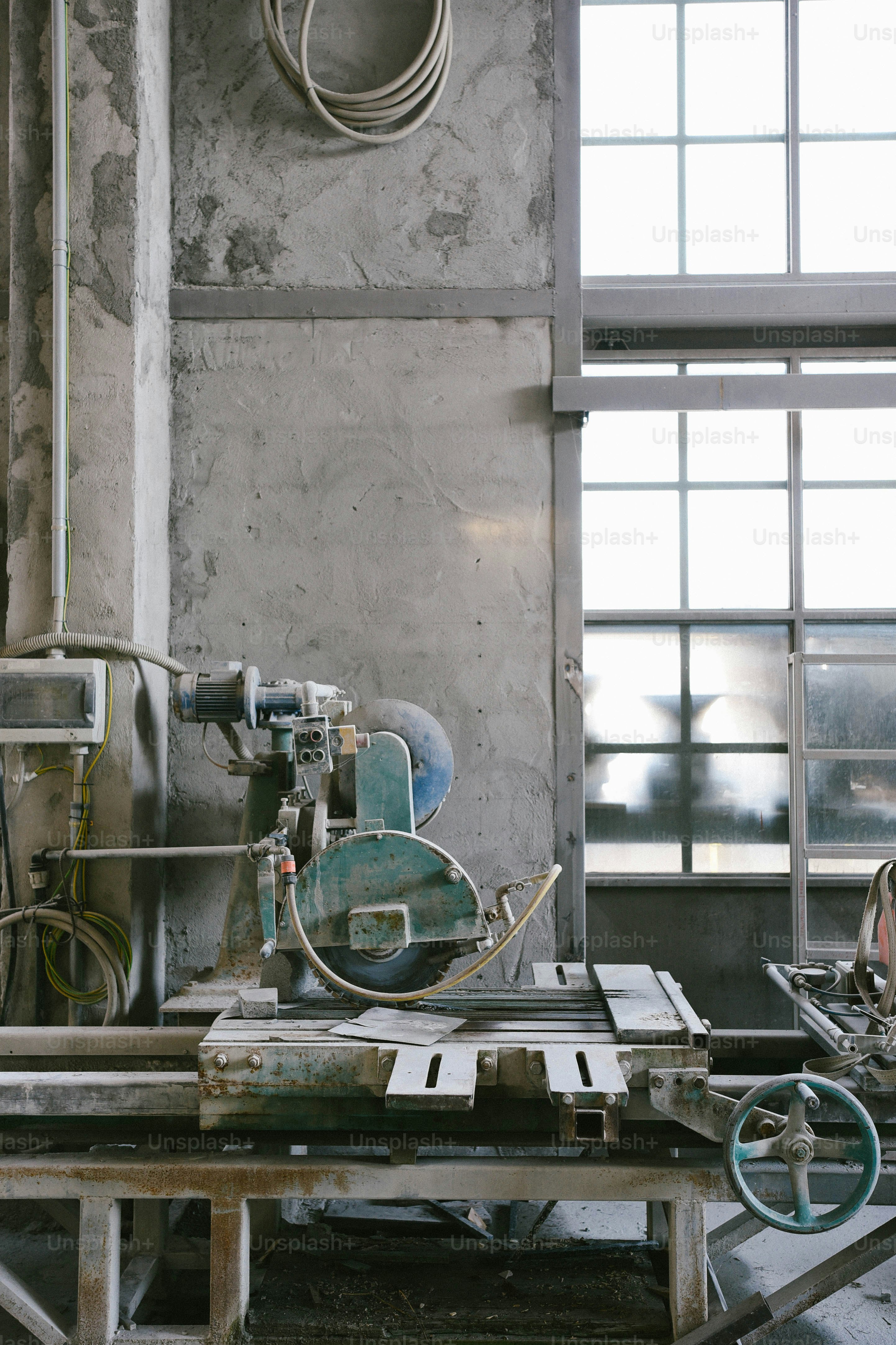 une machine posée sur une table