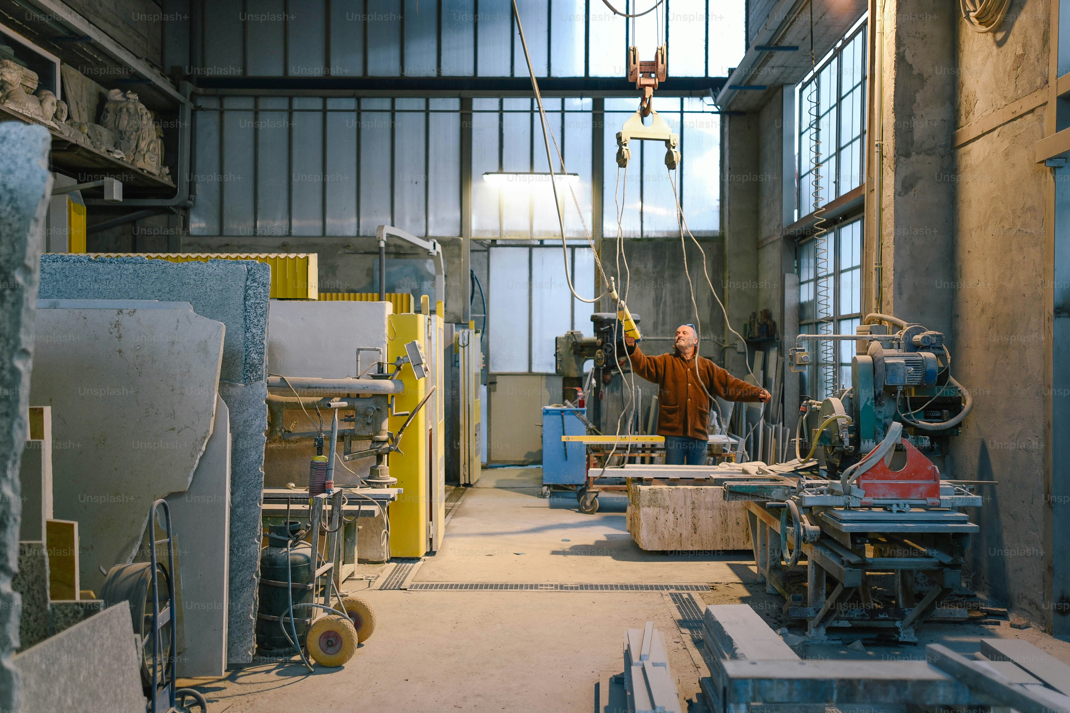 Ein Mann arbeitet in einer großen Fabrik