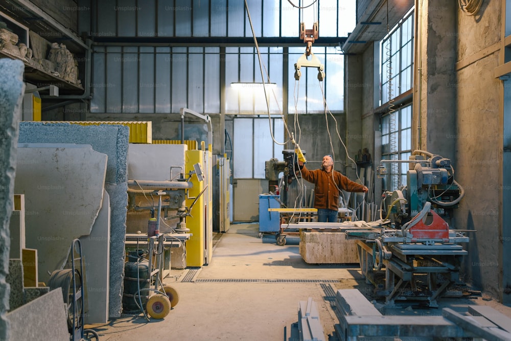 Ein Mann arbeitet in einer großen Fabrik