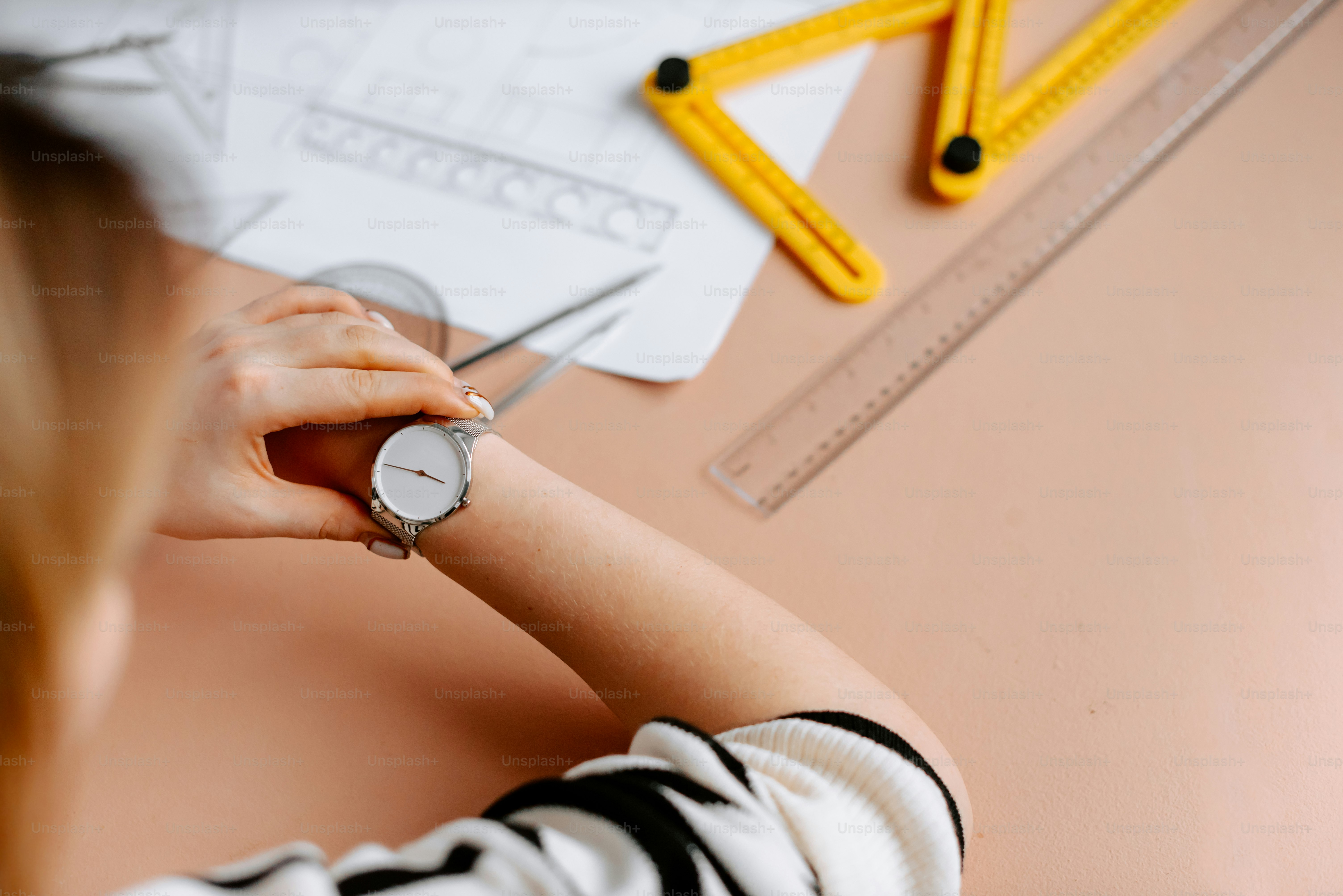 Una mujer está trabajando en un proyecto con tijeras