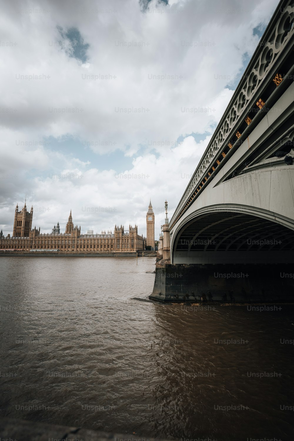 Big Ben e o Palácio de Westminster do outro lado do Tâmisa