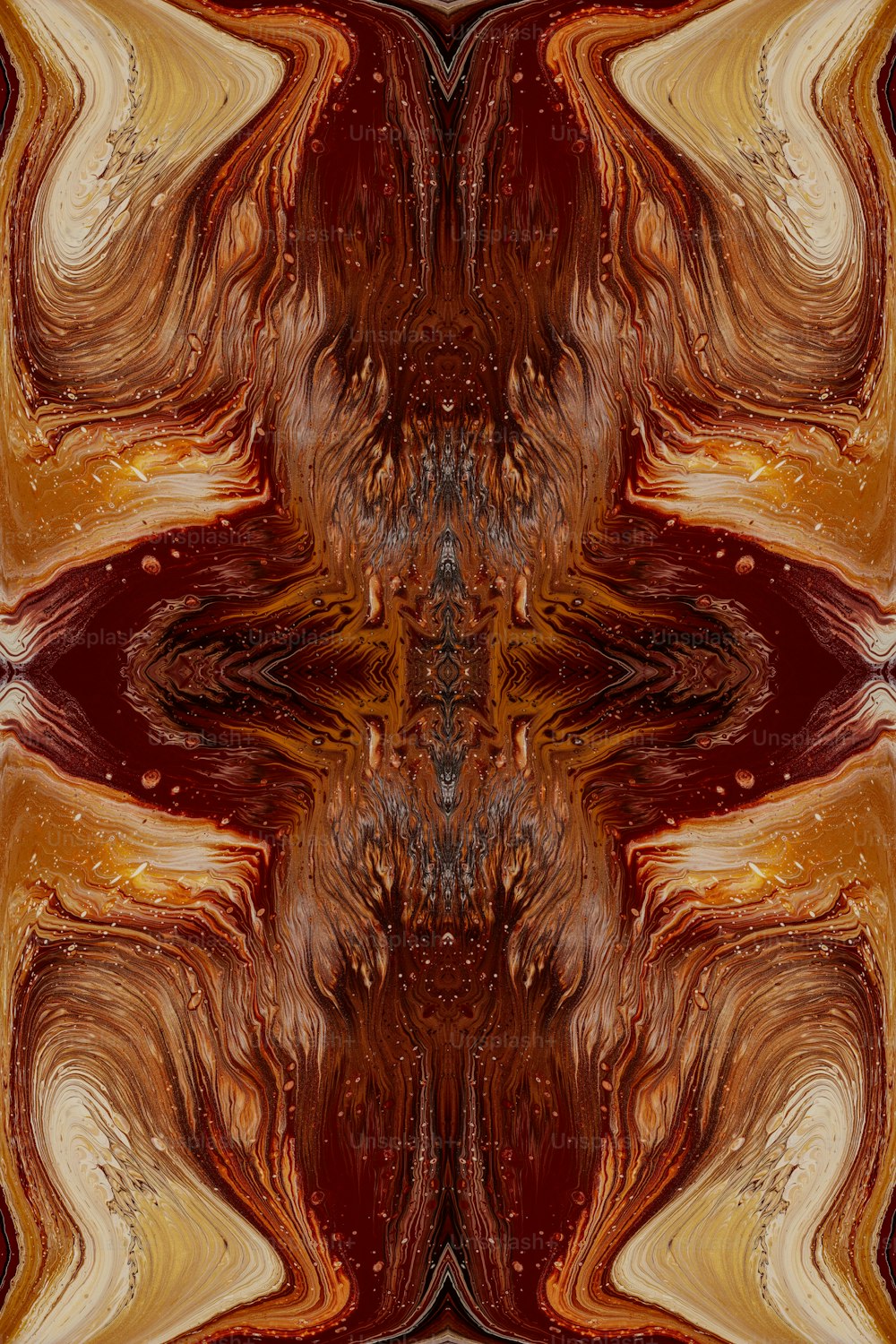 Una imagen abstracta de un patrón rojo, amarillo y marrón