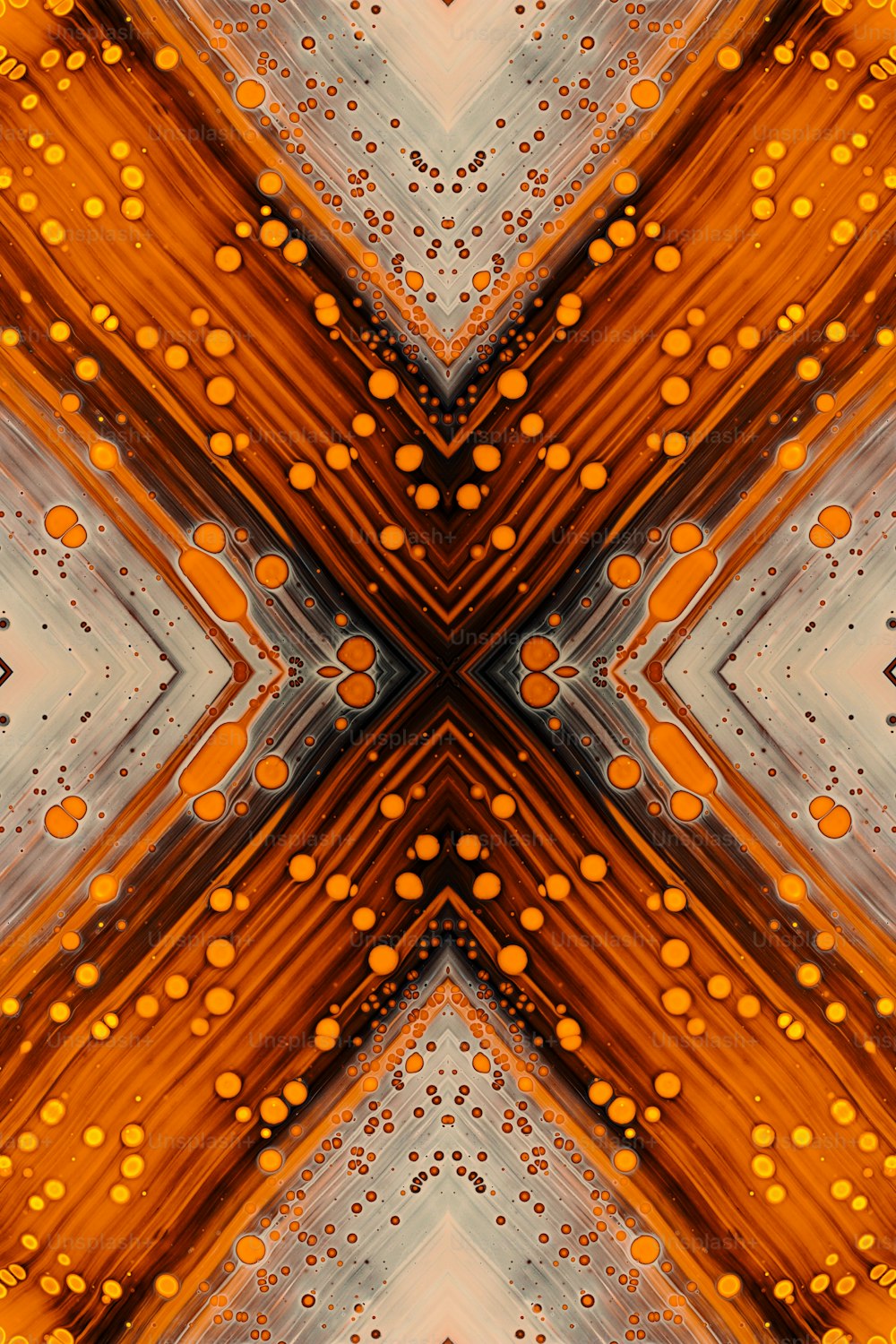 Ein abstraktes Bild eines orangefarbenen und grauen Musters