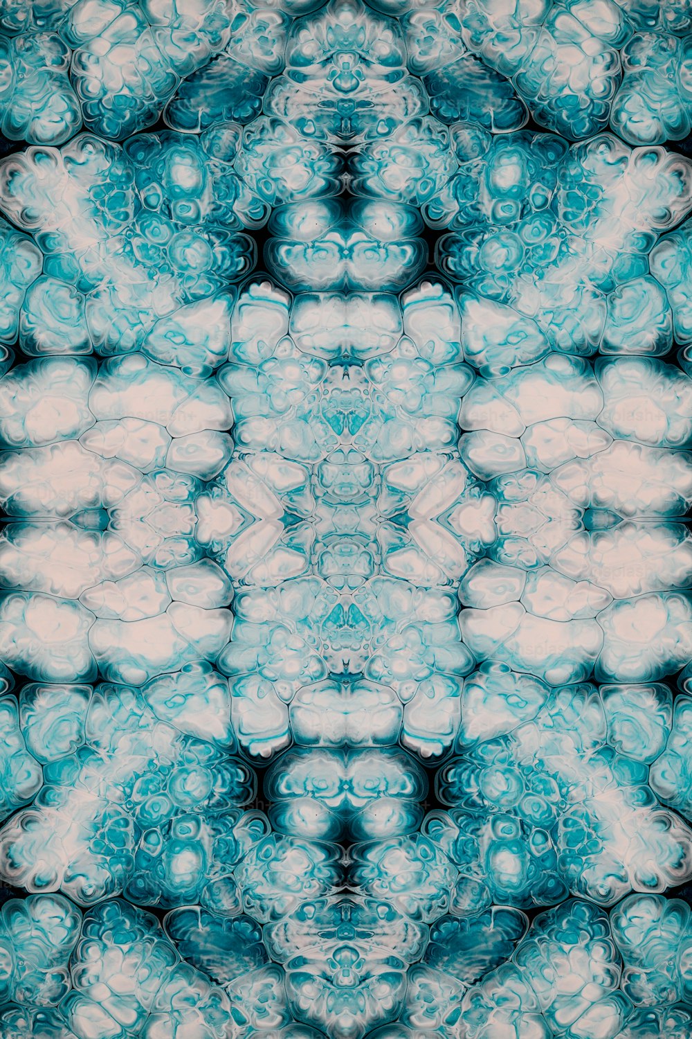 ein blau-weißes Muster mit schwarzem Hintergrund