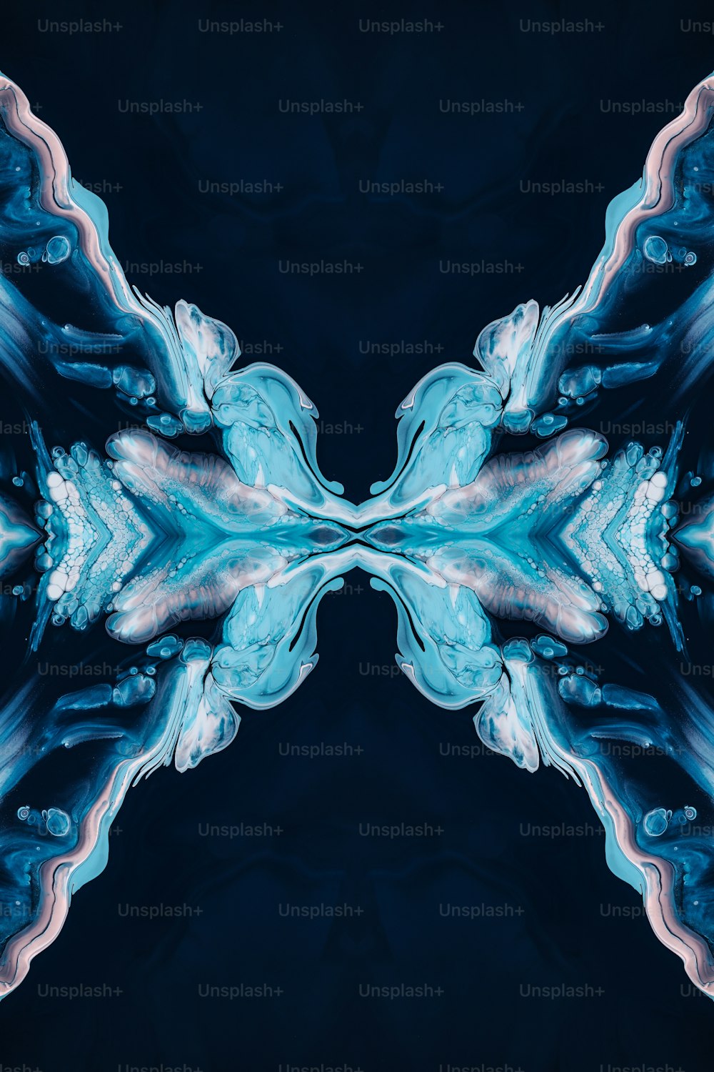 Un'immagine astratta di forme blu e bianche