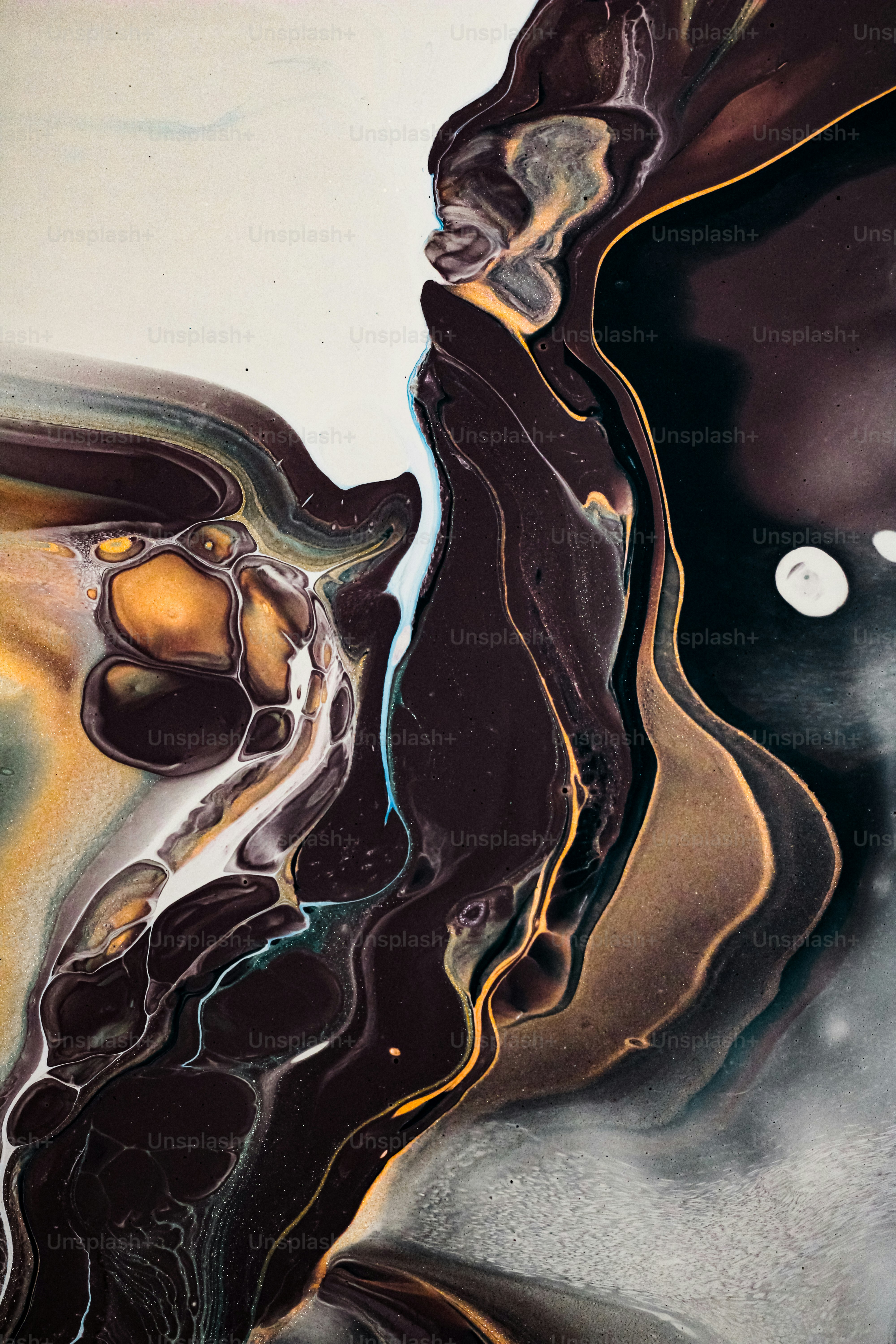 抽象画 宇宙テーマ 黒と金 黒と金の抽象絵画のクローズアップの写真 – Unsplashの壁紙の画像