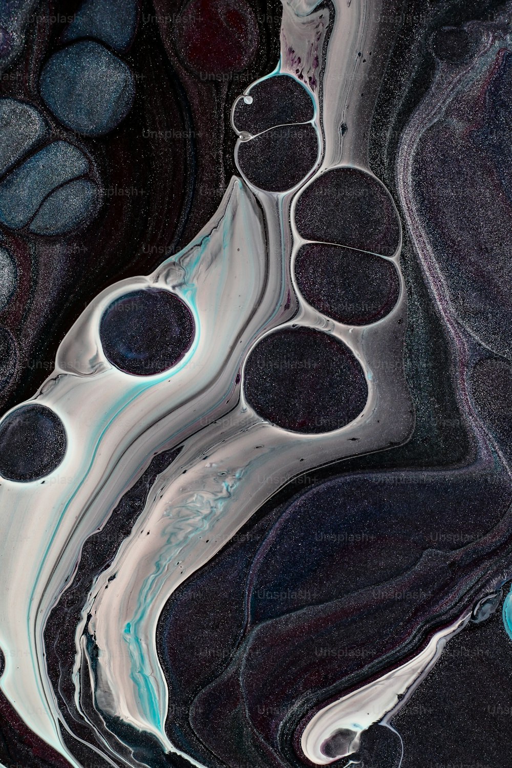 Una pintura abstracta en blanco y negro con acentos azules