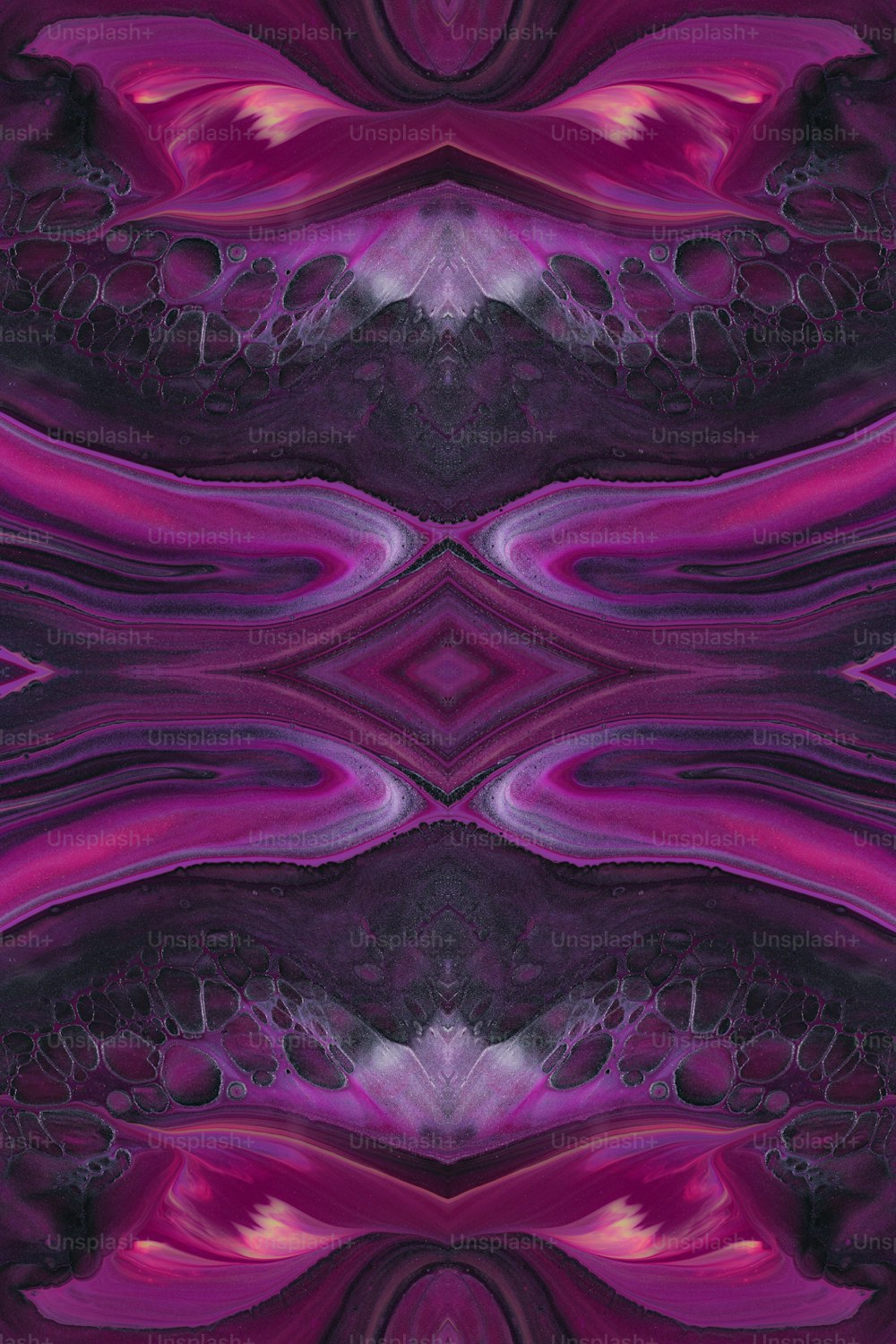 un fondo púrpura y negro con un patrón