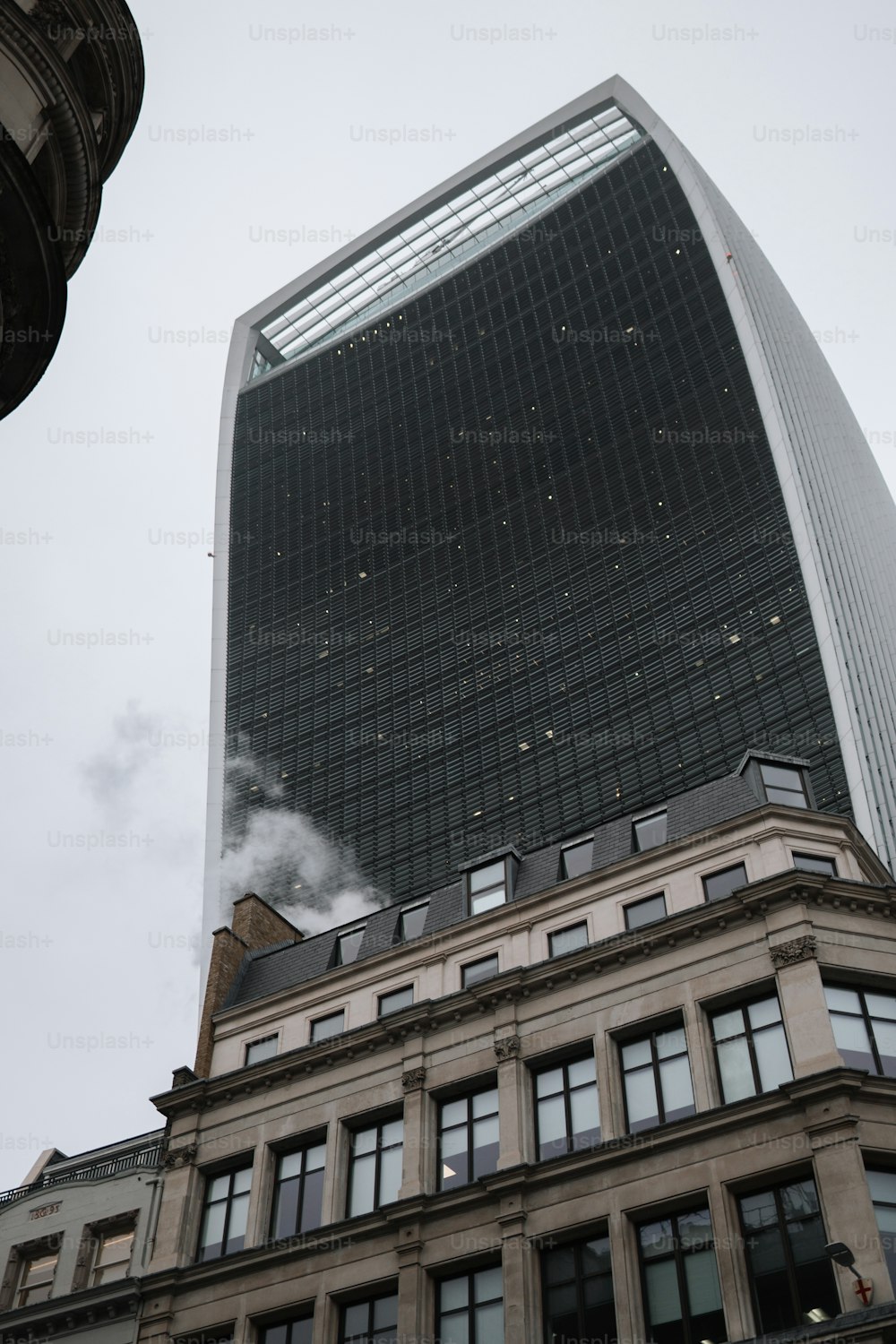 um edifício alto com um arranha-céu no fundo
