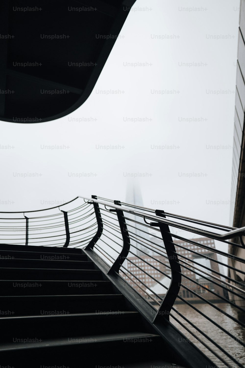 Ein Schwarz-Weiß-Foto einer Treppe