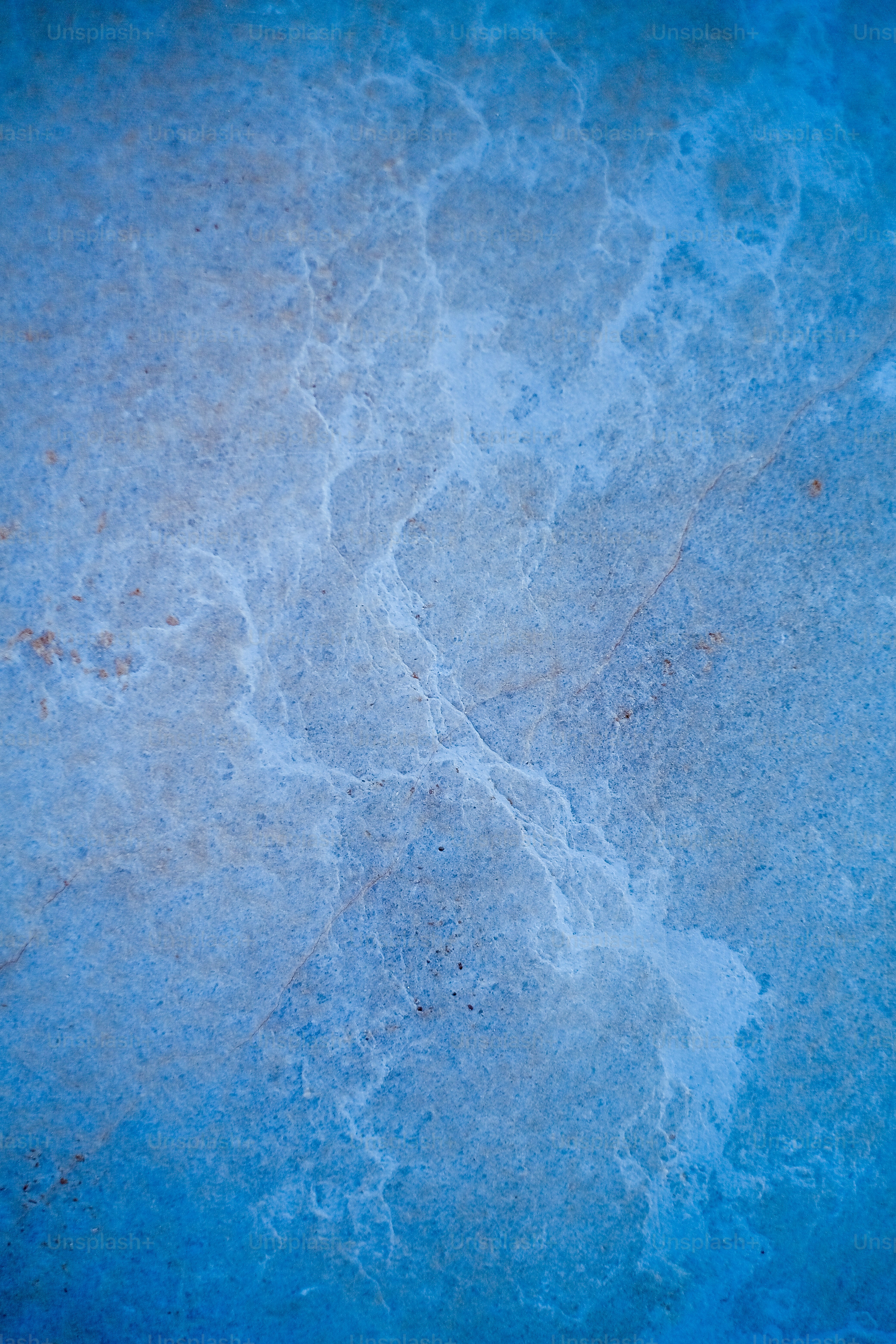 un primer plano de una superficie azul con agua