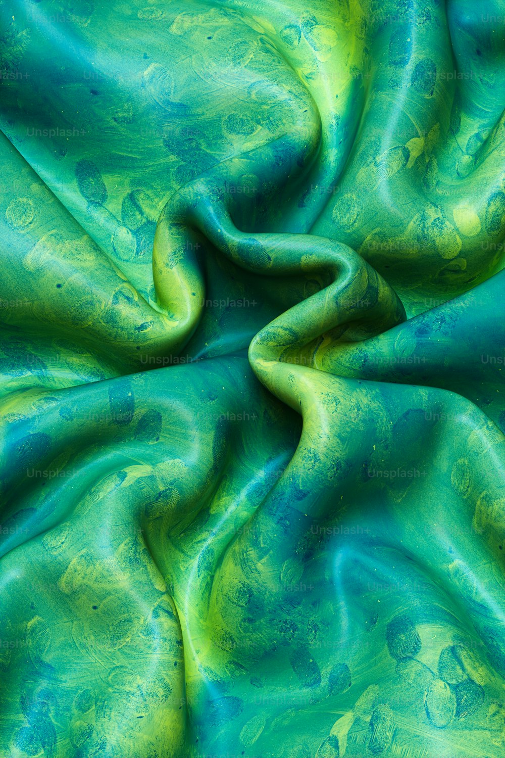 una tela verde y azul con remolinos