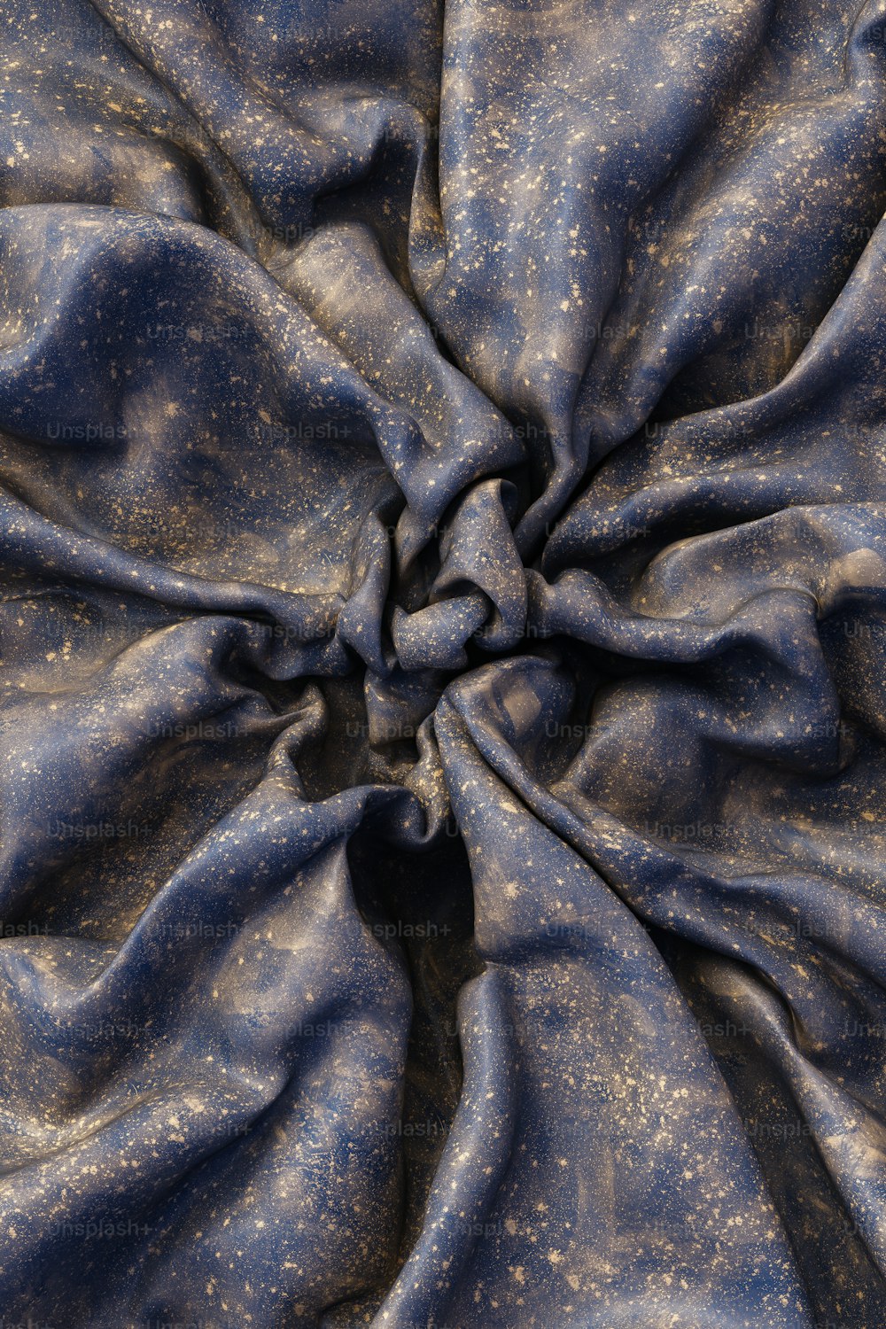 Un primer plano de una tela azul con manchas doradas