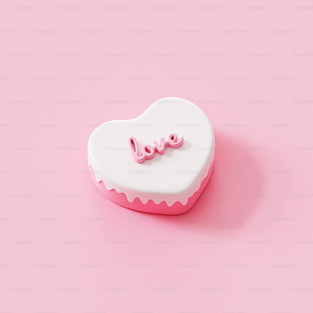 Un biscuit en forme de cœur avec le mot amour écrit dessus
