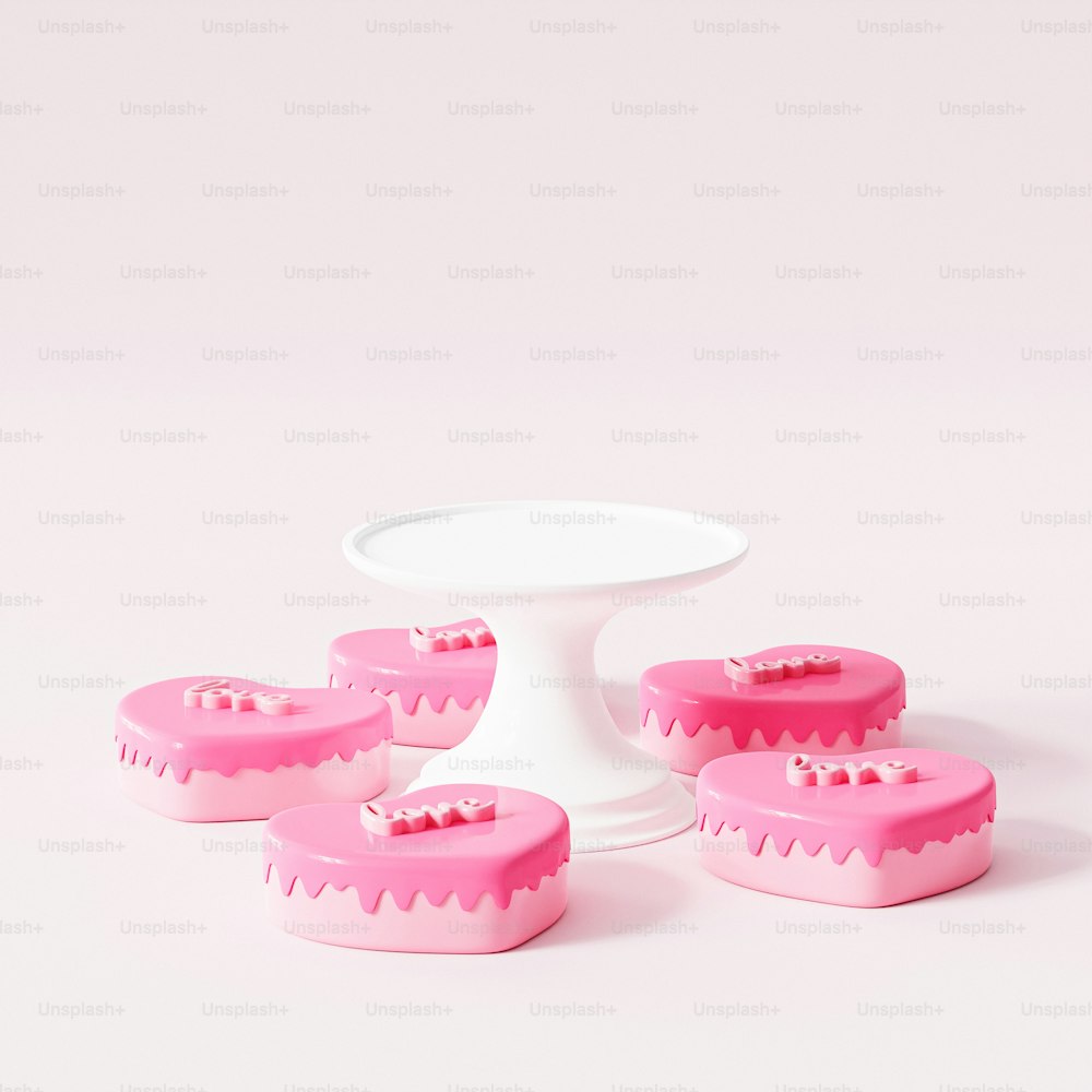 테이블 위에 앉아 있는 분홍색 이빨 그룹