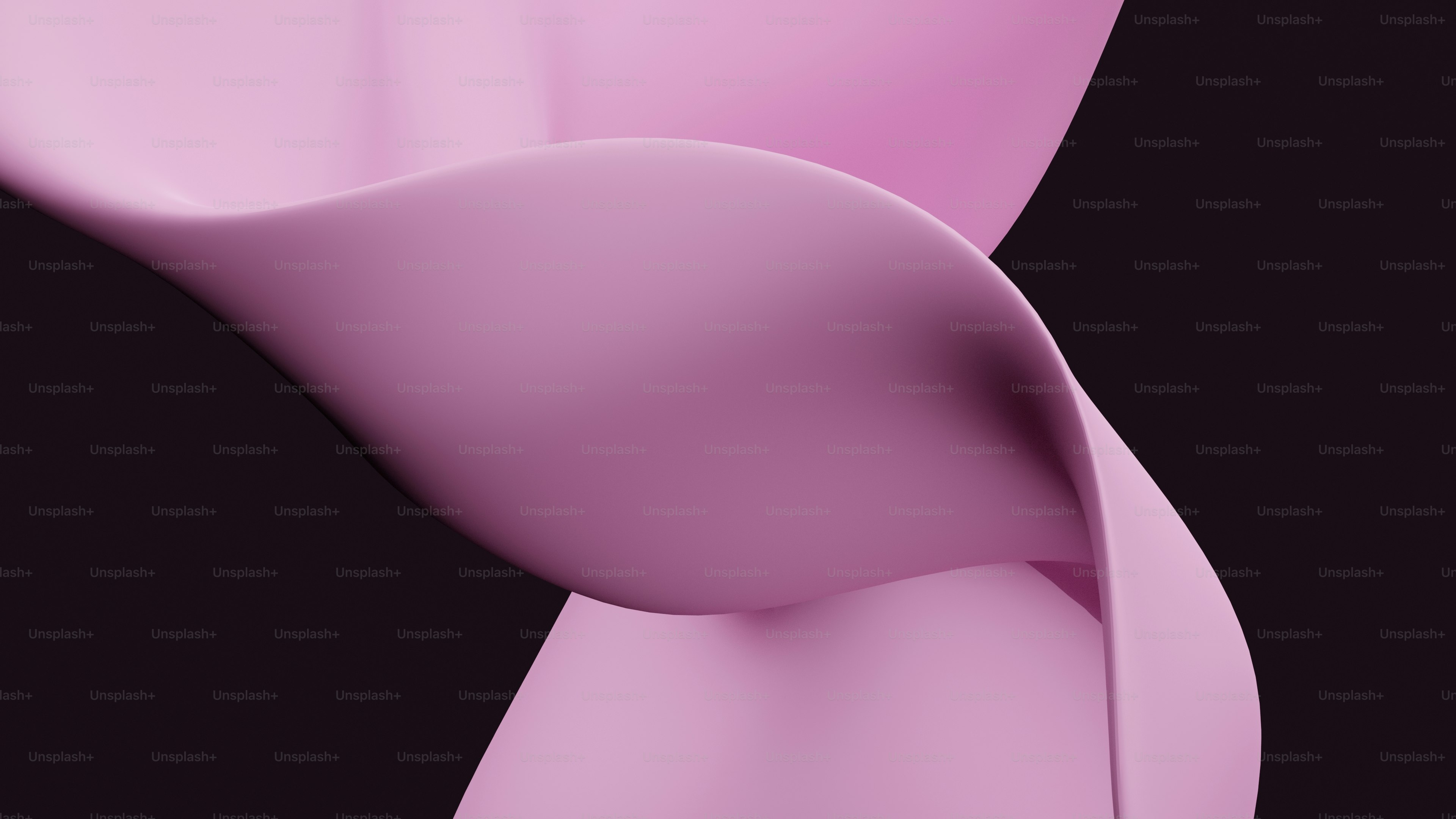 Un primer plano de un objeto rosa sobre un fondo negro