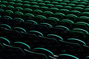 Una fila di sedili verdi in uno stadio