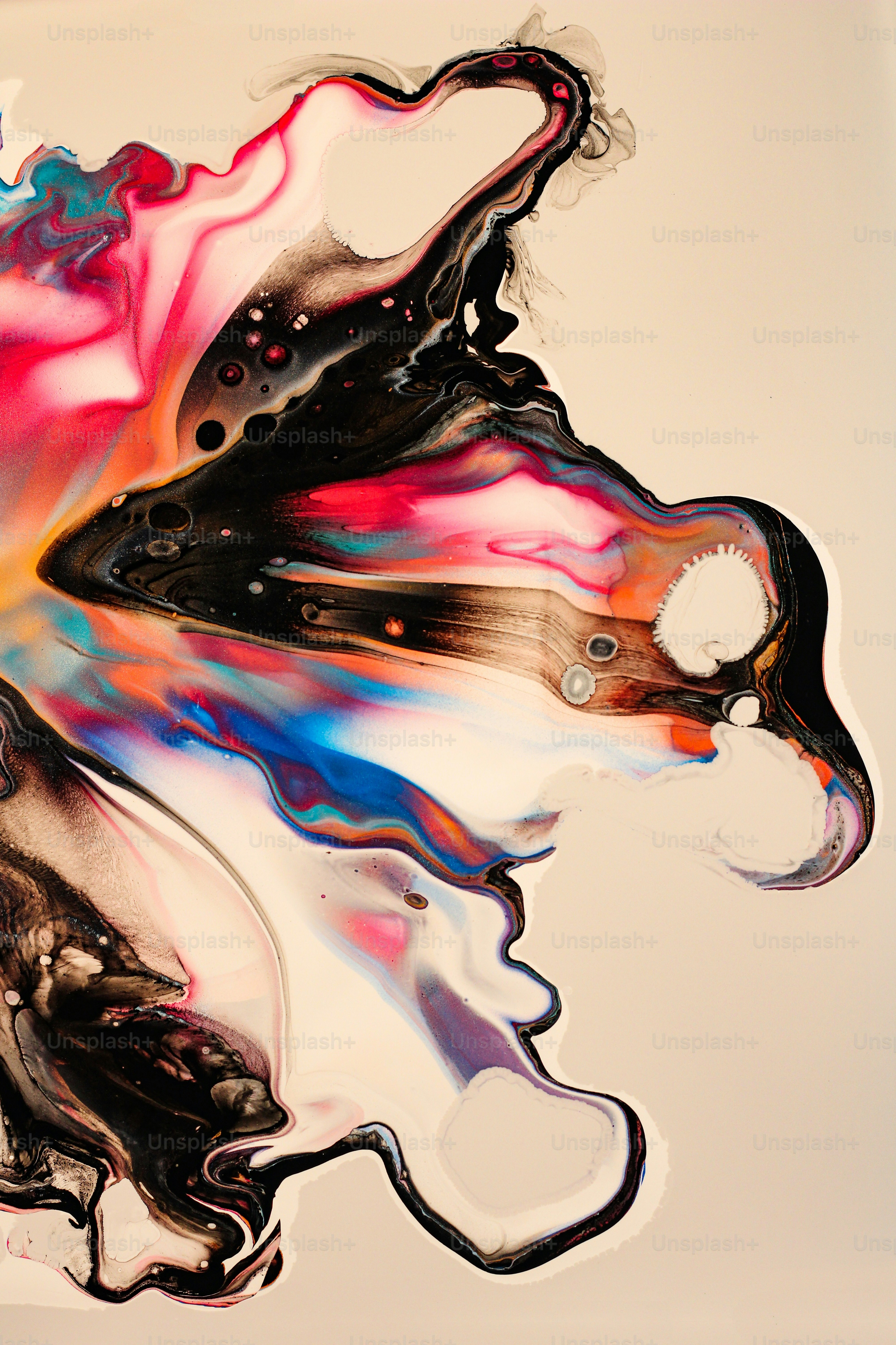 Una pintura abstracta de una mariposa sobre un fondo blanco