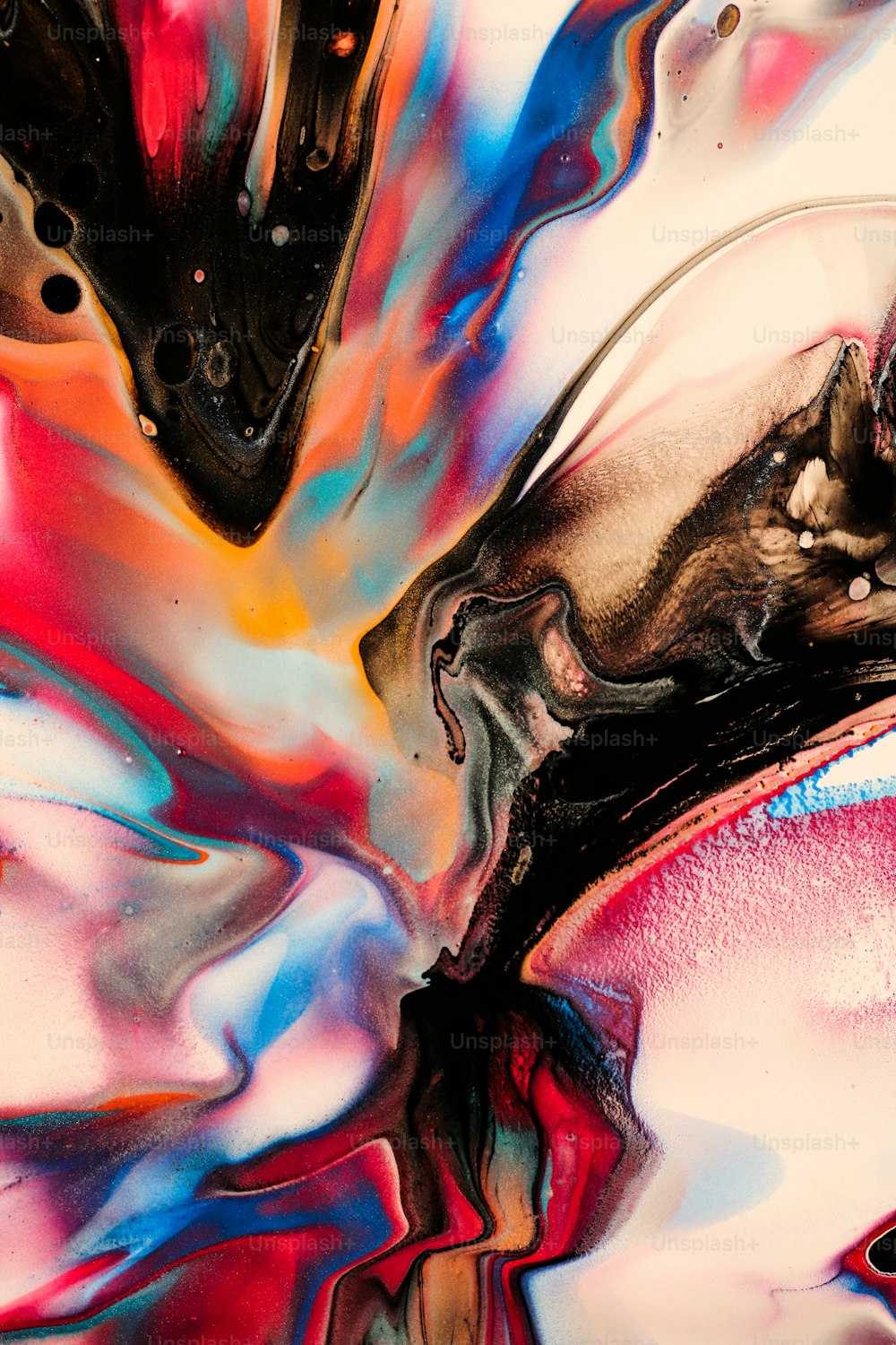 Un primer plano de una pintura abstracta con colores