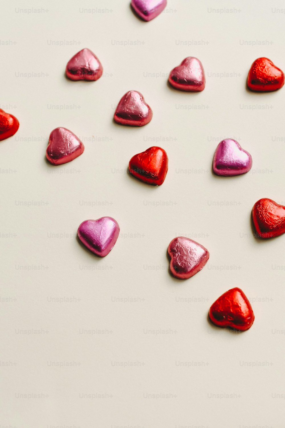 um grupo de doces em forma de coração sentados em cima de uma mesa