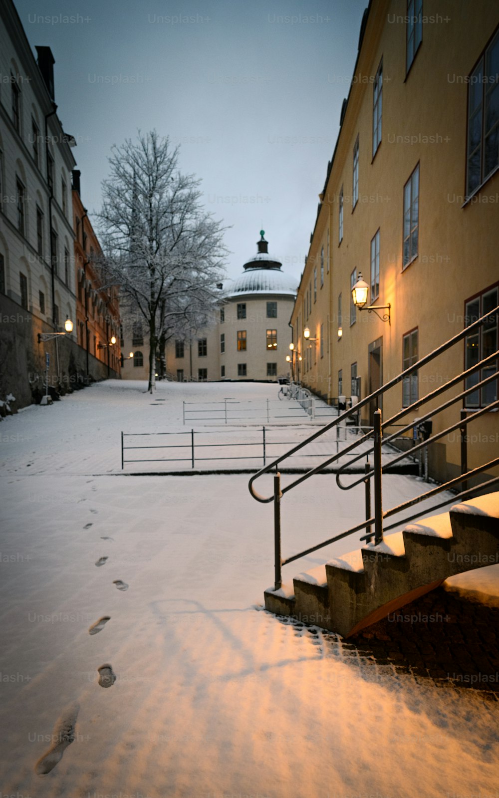 uma passarela coberta de neve ao lado de um edifício