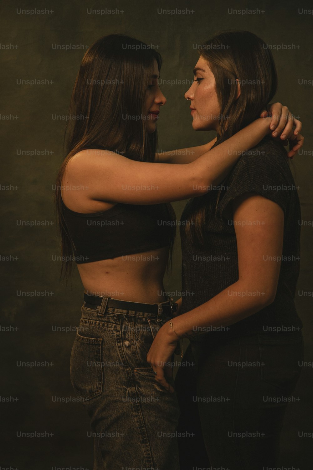 Zwei Frauen stehen nebeneinander, die Arme umeinander gelegt