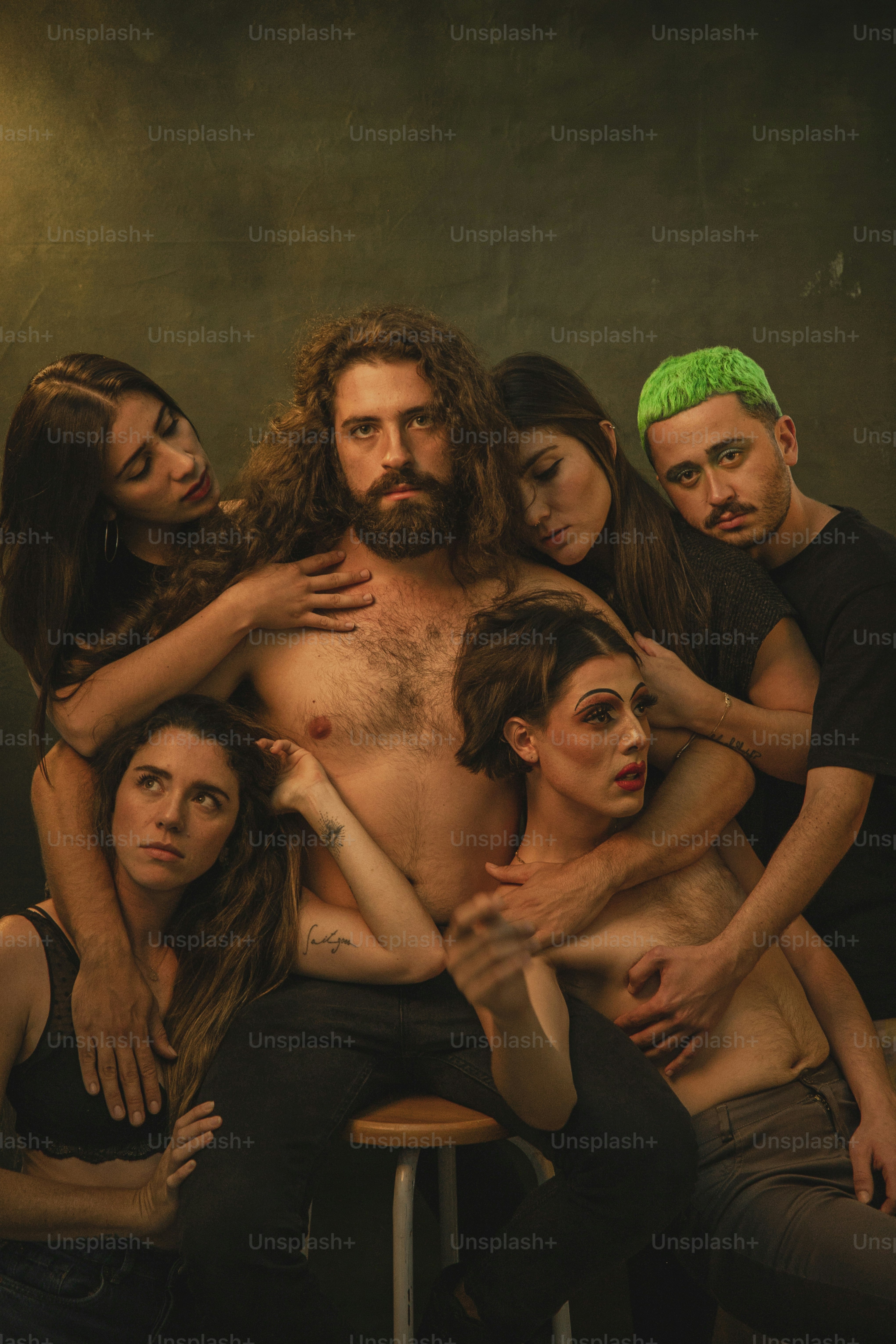 Un grupo de personas desnudas posando para una foto