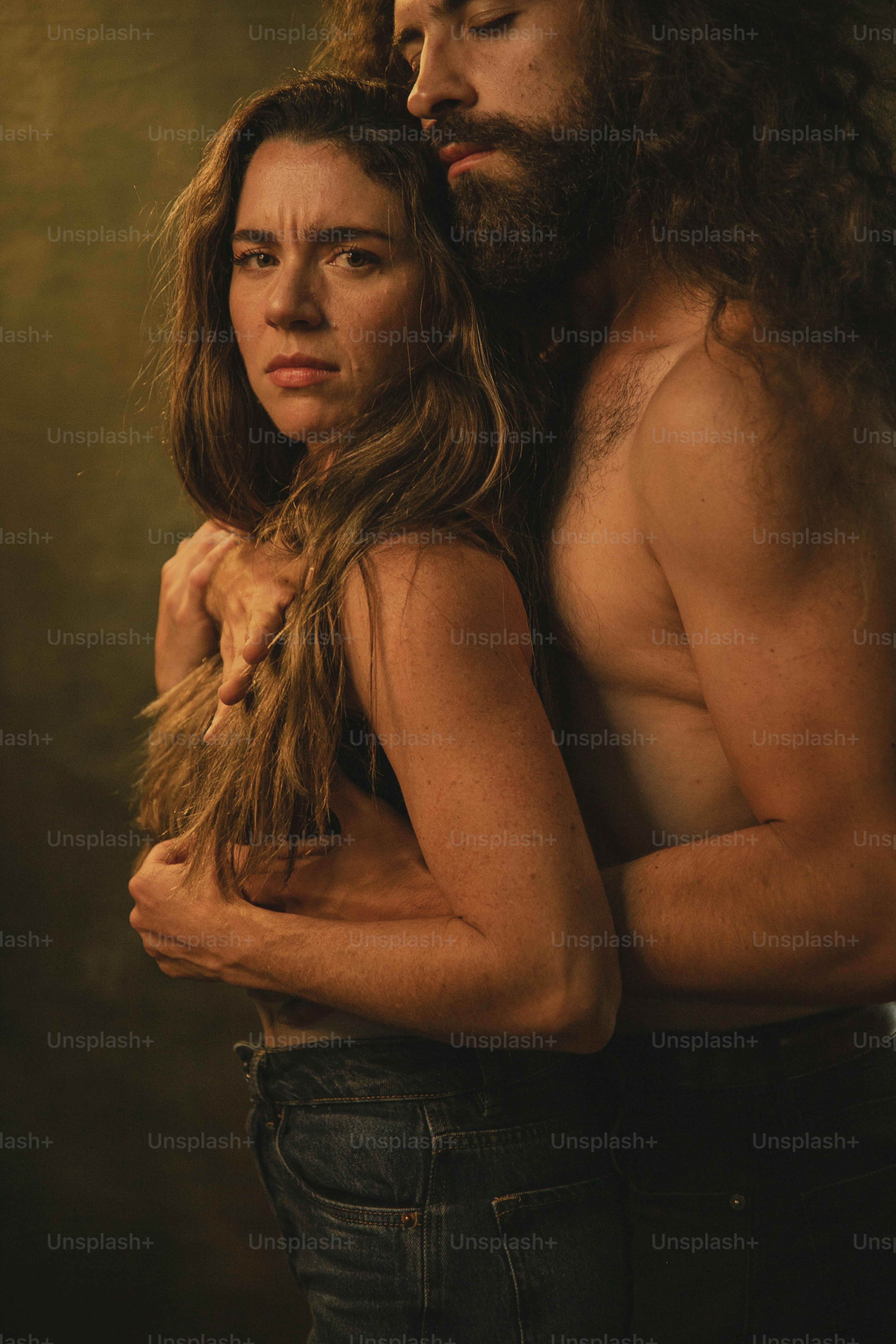 Ein Mann mit langen Haaren umarmt eine Frau