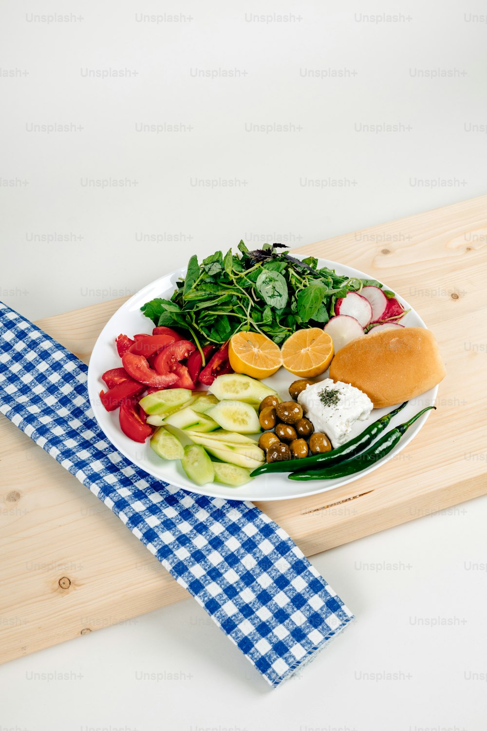 Un plato blanco cubierto con muchos tipos diferentes de comida