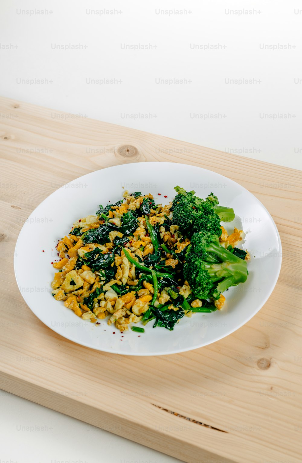 un piatto bianco condito con broccoli e riso