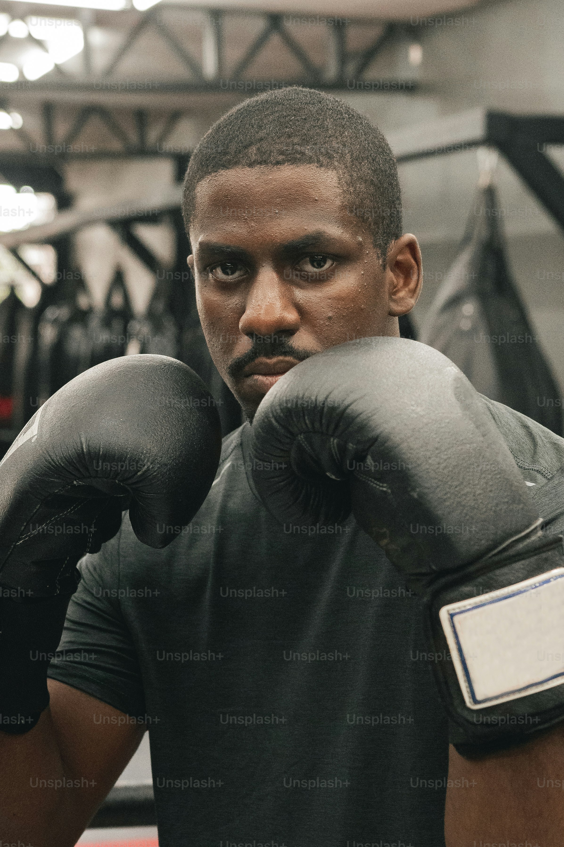 Ein Mann mit Boxhandschuhen in einem Fitnessstudio